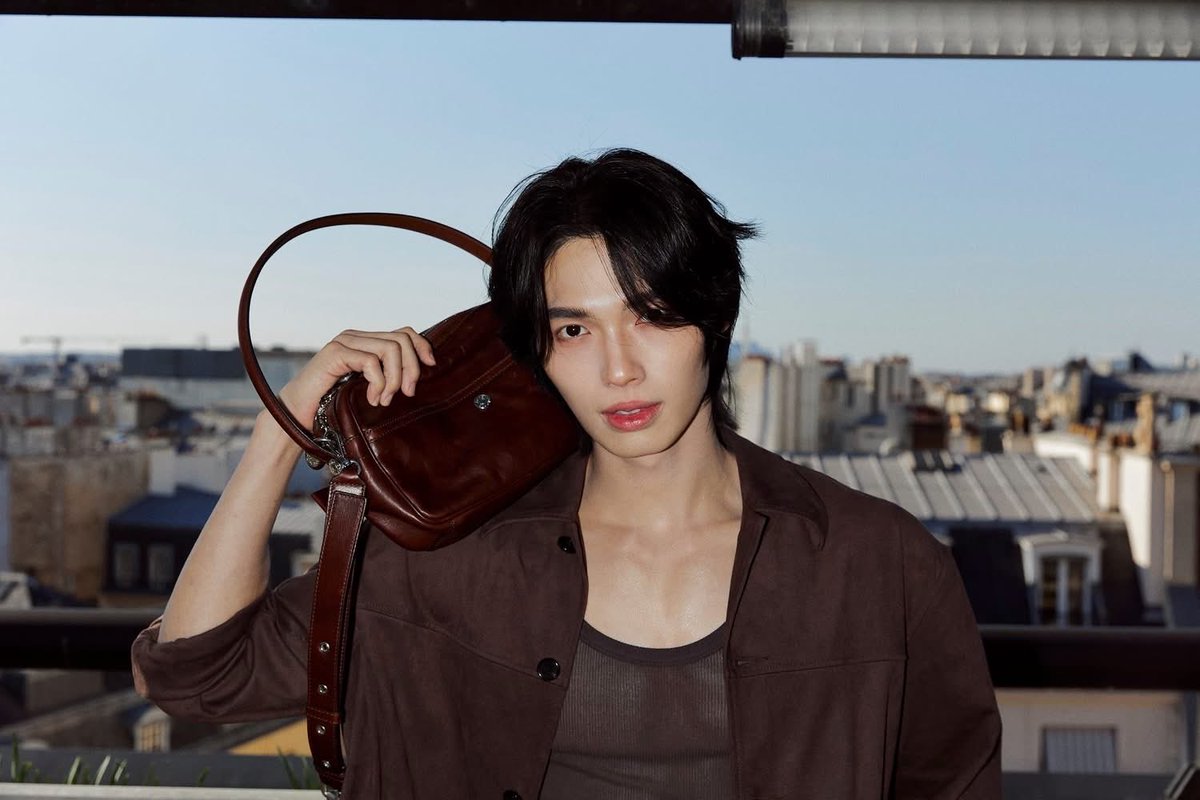 WinmetawinO's tweet photo. Ig ellethailandofficial update

เก็บตกสองลุคสตรีตสไตล์ของ วิน เมธวิน จาก Acne Studios ขณะดื่มดํ่าไปกับบรรยากาศกรุงปารีส เริ่มที่ลุคสีนํ้าตาล ที่แมตช์เข้ากับกางเกงยีนส์ได้อย่างลงตัว โดยไฮไลต์อยู่ที่เสื้อซีทรูสีนํ้าตาลด้านในซึ่งเพิ่มมิติให้กับลุค พร้อมด้วยกระเป๋า Camero Party Belt ที่โดดเด่นด้วยดีไซน์ลูกเล่นเข็มขัดบนตัวกระเป๋า และอีกหนึ่งลุคกับโททัลเดนิม ตั้งแต่แจ็กเกต กางเกง ไปจนถึงกระเป๋า โดยไอเท็มไฮไลต์ที่โดดเด่นที่สุดต้องยกให้กระเป๋า Camero Camera Patchwork 

📍https://t.co/V2zbo6lr69

WIN IN ACNE STUDIOS FW26

#AcneStudiosxWinMetawin
#AcneStudiosFW26
#AcneStudios
#PFW2026
#winmetawin @winmetawin
