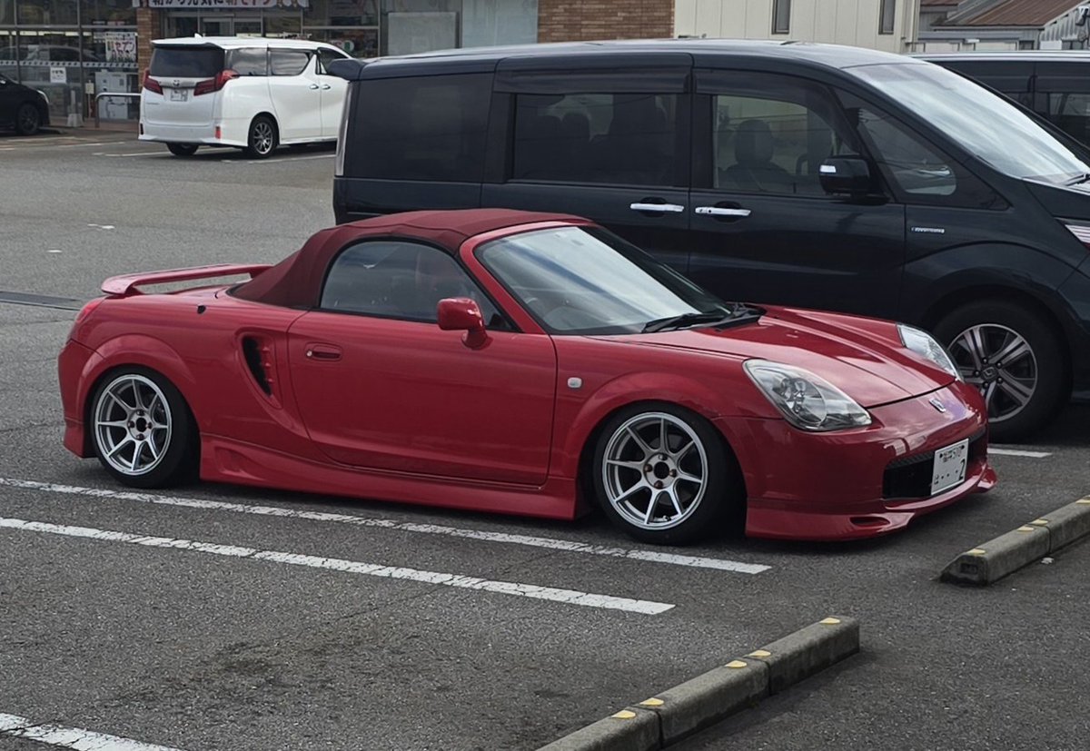 Linear_R_'s tweet photo. 血便明太子みたいな車おった https://t.co/VFCygSEe82