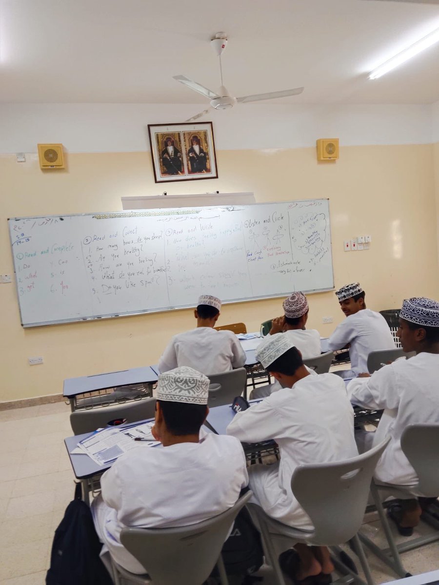 EduGovNbt2617's tweet photo. استكمالاً لمبادرة المادة الحصة التاسعة (Lesson 9) قدم المعلم الأول أ.سعود الفارسي حصة نموذجية تناول فيها قواعد ومفردات الوحدة،  تفاعل فيها طلبة الصف العاشر مع مختلف الأنشطة كجزء من خطة رفع المستوى التحصيلي. 
#مدارسنا_مستقبل_واعد 
#تعلم_مستدام 
#فعاليات_تعليمية_شمال_الباطنة https://t.co/har8nQTKBU