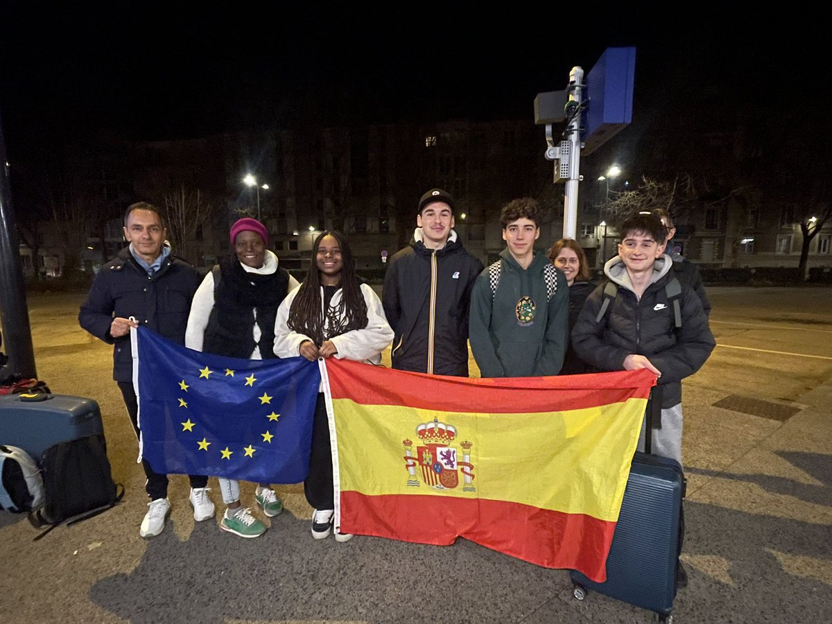 KaderMedjbeur's tweet photo. Top départ des mobilités Erasmus + dans le cadre du consortium CERAPRO à Barcelone , Espagne 🇪🇸 , Stage en entreprise pour Lydia, Maëlle, Léo, Matthieu, Simon , élèves BAC MCV , section Euro 🇪🇺du LPO Portes de l’Oisans, Vizille. #CERAPRO #Vizille #Erasmus #AcademieDeGrenoble https://t.co/kkndvNrseu