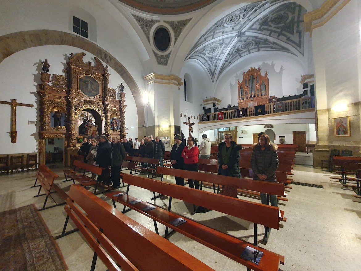 SSepulcroLeon's tweet photo. Asistimos al Encuentro de Oración de Cuaresma organizado por la Junta Mayor en la Parroquia de San Martín, un acto de recogimiento y oración presidido por la reliquia del Lignum Crucis de la Real Cofradía del Santísimo Sacramento de Minerva y la Santa Vera Cruz. https://t.co/uNcFbYd3IE