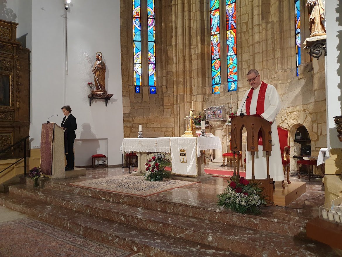SSepulcroLeon's tweet photo. Asistimos al Encuentro de Oración de Cuaresma organizado por la Junta Mayor en la Parroquia de San Martín, un acto de recogimiento y oración presidido por la reliquia del Lignum Crucis de la Real Cofradía del Santísimo Sacramento de Minerva y la Santa Vera Cruz. https://t.co/uNcFbYd3IE