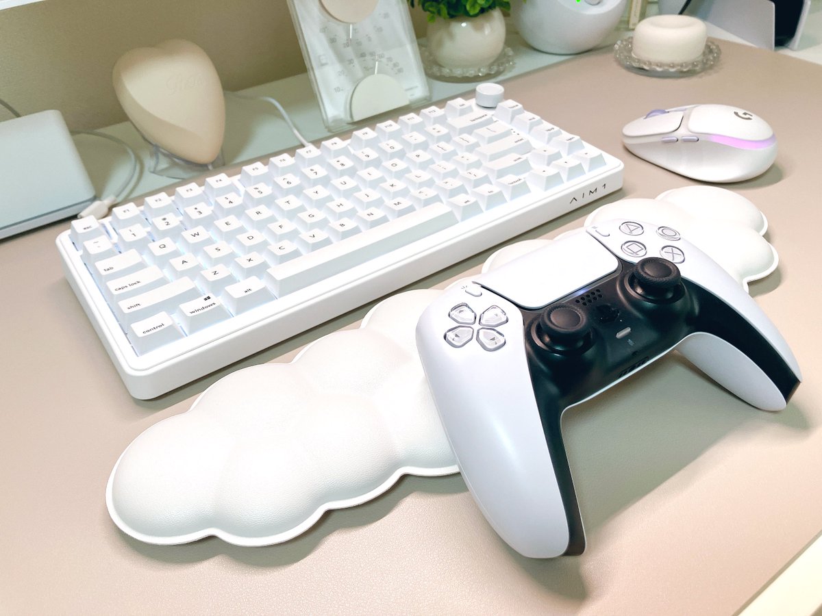 neru_l107's tweet photo. 結婚＆引越しを機に、憧れてたデスク環境を作った！
白×ピンク☁️🌸 思い切って椅子はハーマンミラーのセイルチェアにして大正解！大好き🫶🏻💕
したいと思ってた必要最低限分は揃えられたので、これから少しずつ作り込んでいきたい🥺

 #desksetup https://t.co/oFOVHz6BO4