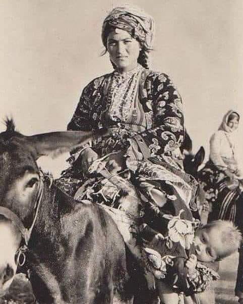 Babaishakk's tweet photo. “Erkek, dişi sorulmaz, muhabbetin dilinde. Hakkın yarattığı her şey yerli yerinde. Bizim nazarımızda, kadın erkek farkı yok. Noksanlık da, eksiklik de senin görüşlerinde.”

Hacı Bektaş Veli
#8Mart
#8M2026
#8MartDünyaKadınlarGünü 
#8MartDünyaEmekçiKadınlarGünü https://t.co/xpXN0u2gIj