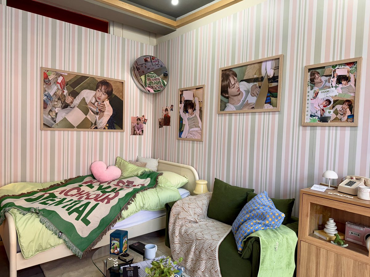 예쁘고 아기자기하게 잘 꾸며져있어요! 가뜩이나 정말 예쁜 이진기, 그리고 그 주변을 둘러싼 예쁜 것들🩷💚

#ONEW_TOUGH_LOVE #TOUGH_LOVE #터프러브 #온유와의_터프러브