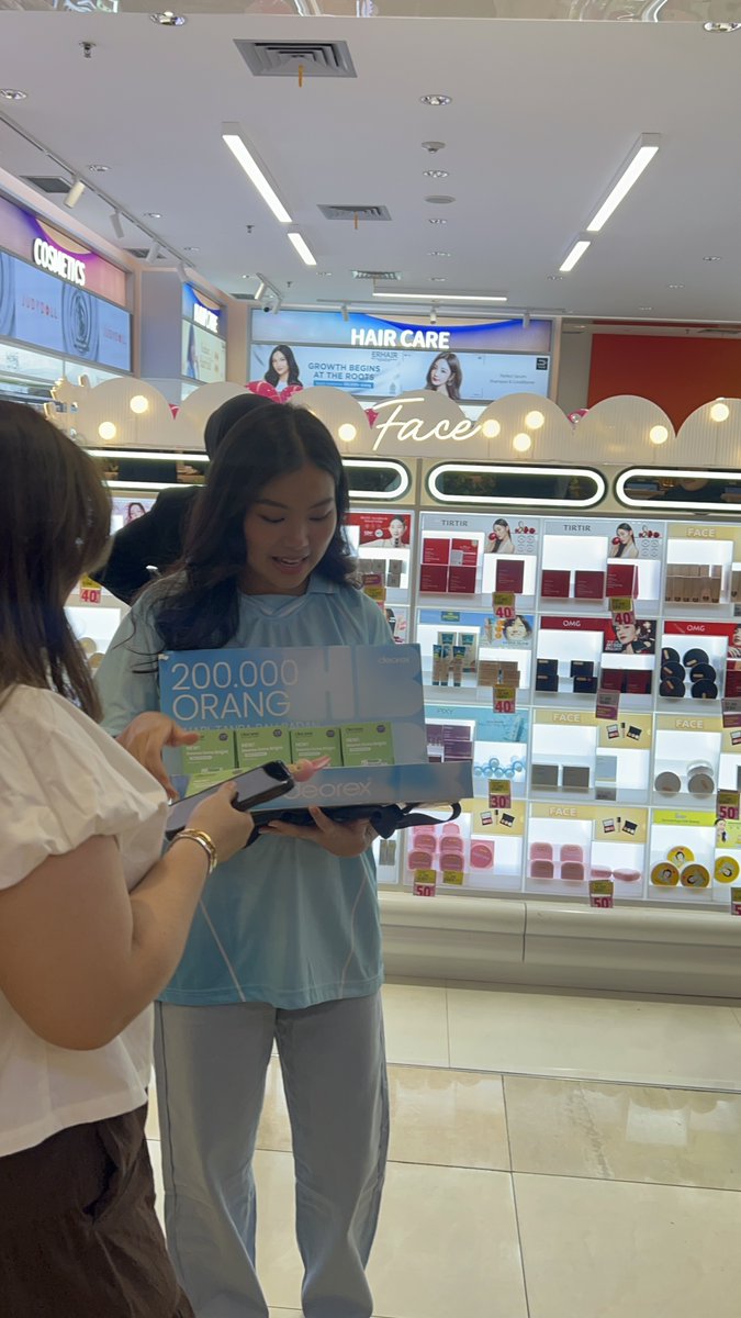 Happy lihat Deorex bagi2 produk di Hari Bebas Bau Badan nih. Kebetulan gue td lagi di Mall Central Park, dapat juga produknya