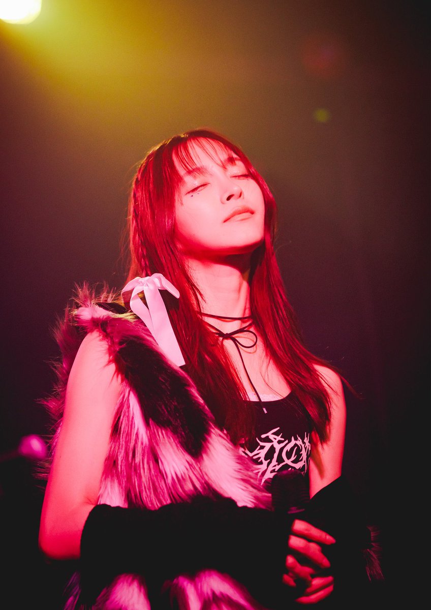 EMANON_0308's tweet photo. ＼ 解散ライブまであと (( 𝟏日 ))！／

今日で #EMANON は3周年を迎えました💐

明日は、この3年間でEMANONの音楽に

少しでも触れてくださった皆さまへ、

そして、出逢ってくださったすべての皆さまへ

直接感謝をお伝えできる、最後の日。

どうか、受け取りに来てください！！！！

✎＿＿＿Vo. えりさ