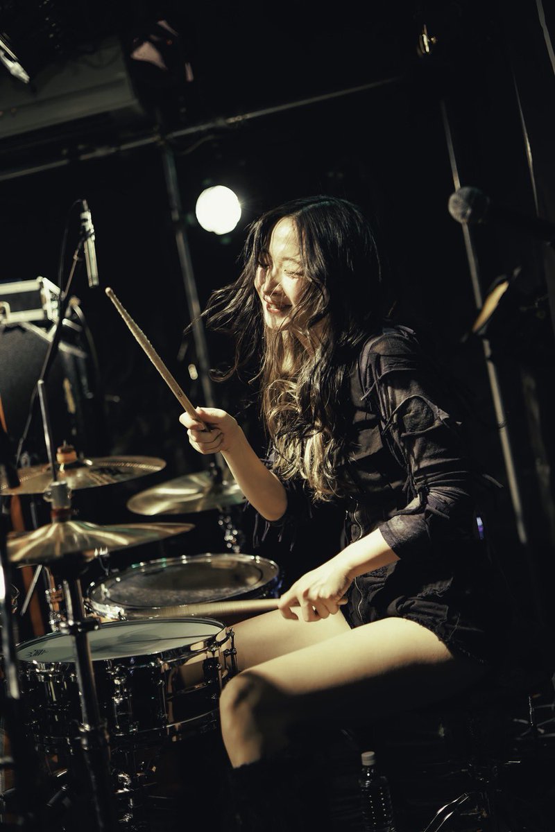 EMANON_0308's tweet photo. ＼ 解散ライブまであと (( 𝟏日 ))！／

今日で #EMANON は3周年を迎えました💐

明日は、この3年間でEMANONの音楽に

少しでも触れてくださった皆さまへ、

そして、出逢ってくださったすべての皆さまへ

直接感謝をお伝えできる、最後の日。

どうか、受け取りに来てください！！！！

✎＿＿＿Vo. えりさ