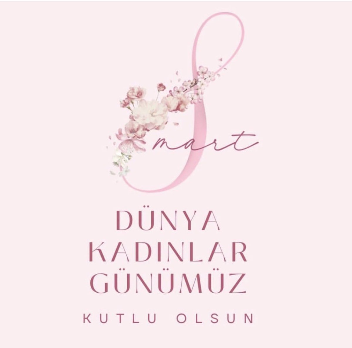 pinarerdogan_'s tweet photo. 🌸Kadın Olmak Sanattır!

Ben bu gün kadına yapılan haksızlıklardan ya da eşitsizlikten bahsetmek istemiyorum… Aksine ne kadar özel olduğumuzu yazmak istiyorum. Mesela nereden başlasam hislerimizin ne eşsiz olduğunu, yeteneklerimizin sınırları olmadığını, başarılarımızı, istersek neler yapabildiğimizi, Aşk için neler hissettiğimizi, sorumluluklarımızın üstesinden nasıl geldiğimizi, zorluklarla nasıl baş ettiğimizi, fedakârlıklarımızdan, sabrımızdan, inançlarımızdan,  Anne olabilecek kadar kutsal olmamızdan. Bizi biz yapan bunlar değil mi aslında.

Kıymetli özel olan tüm eserler gibi kadınlarda zor anlaşılıyor. Kolay anlaşılsa zaten gizemimiz kalmaz, gizemi yitirilen şeylerin değeri kendi anladığınızla kısıtlanınca tam hakkımız olanı alamıyoruz. Kadınlar ne ister bilinmeyen bir denklem değildir. Kadınlar kendi duygularına değer verir ve onlar için savaşır bu yüzden anlaşılamaması çok normaldir.Tek tip kadın yoktur hepimiz ayrı özelliklerle dünya ya geldik istediklerimiz beklediklerimiz değişiyor. Beklentilerimiz kendimizden yola çıkarak düşünmemizden kaynaklanıyor ve bazı hayal kırıklıklarımız. Kadın kalpten bir dünya ister. Bizi anlamayın sadece saygı gösterin anlayışlı olun tıpkı bizim tüm canlılara gösterdiğimiz değer gibi yaşamımızı kolaylaştıracak en önemli adım birbirimize empati beslemek. Hayatınızda Kadın dokunuşuna izin verin çünkü bambaşka bir gözle bakıyor etrafına ve her yaptığının anlamı vardır. Görev olarak yapmayız biz mutlaka kendimizden bir şey katarız…Güzel aşk şarkılarının ilham kaynağıdır Kadın ya da ünlü ressamların kadına duyduğu hayranlıktır. Bizim kendimizi daha çok sevmeye ihtiyacımız var. Şiir yazmaya gerek yok, şiir Biziz. Sevgin senin müziğindir. Sevgilinle birlikte çarpan kalbin senin dansındır! Kadını anlamaya başladıkça hayran kalıp onu sanata dökmek istersin işte buda bizi özel yapan en önemli değerdir…Sen her şeye değersin kendini sevmekten asla vazgeçme Kadın olmak çok keyifli...
Sevgiler P.E

#8mart #8martkadınlargünü  #pınarerdoğan