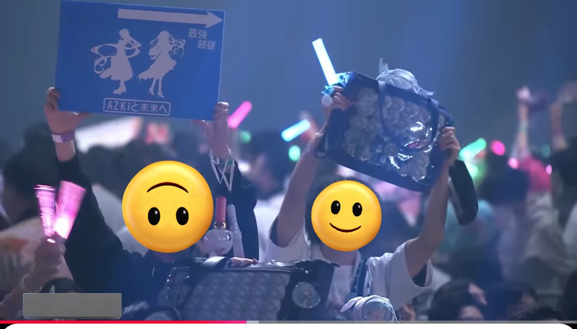 #hololivefesEXPO26_DAY2
#あずきち見て
stage3のチラ見せに青看板映りました！！

最強×最弱ガールの歌詞

「鏡に映るあたしが
　じっと見つめかえしてくる」

勝手な解釈ではありますが、
デビューされた当時の思い(初心)を胸に、今日も前へ進み続ける、そんなあずきちの姿勢を表現しました。