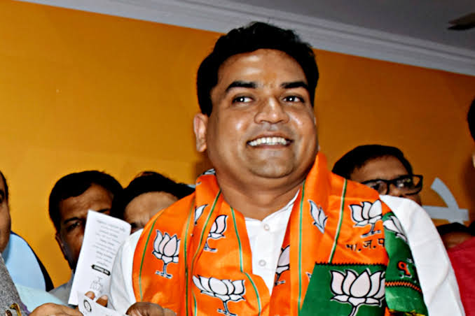 इस व्यक्ति को आप जानते होगे ,नाम है कपिल मिश्रा।
जब ये कुछ नहीं थे तो हिंदू - हिंदू चिल्लाते थे।हिन्दू इकोसिस्टम चलते थे।

जैसे ही गले में भाजपा का पट्टा पड़ा और मंत्री बने , वैसे ही सारी हिंदूगिरी निकल गया।

अब ये बाबू के बंदर बन गए है ,न हिन्दू दिखता है और उसका दुःख- दर्द।