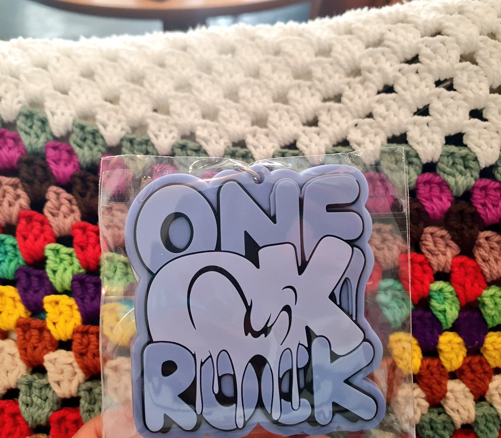 potterpk's tweet photo. พกจ รอบสิงโป มีคนใจดีไปซื้อให้ก่อน sold out อิอิ #OORinSG #ONEOKROCK https://t.co/d9R4fcWWlK