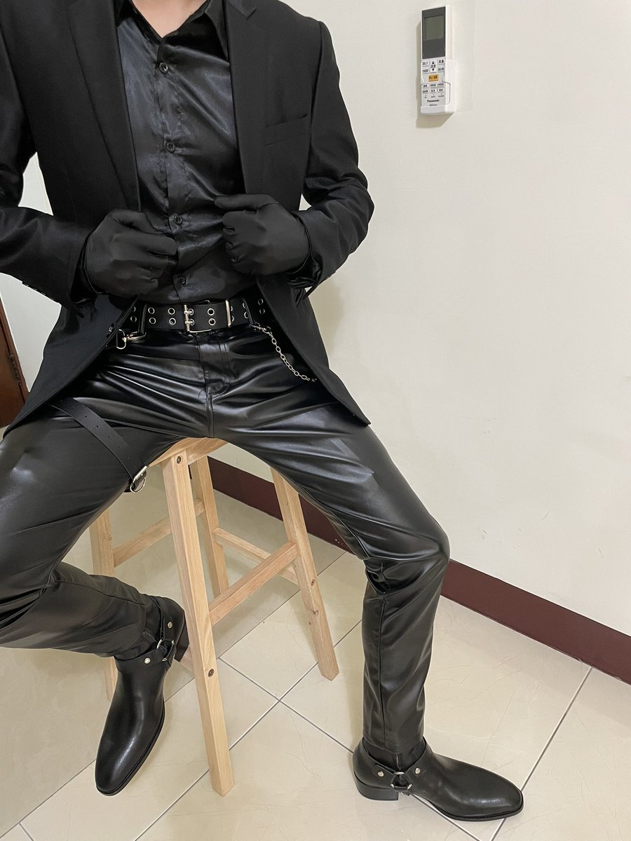 Dark_JSuit's tweet photo. 久違的皮��
#正裝皮褲 #正裝 #皮褲 #皮鞋
#皮褲皮鞋 https://t.co/zFSjqC4wxR