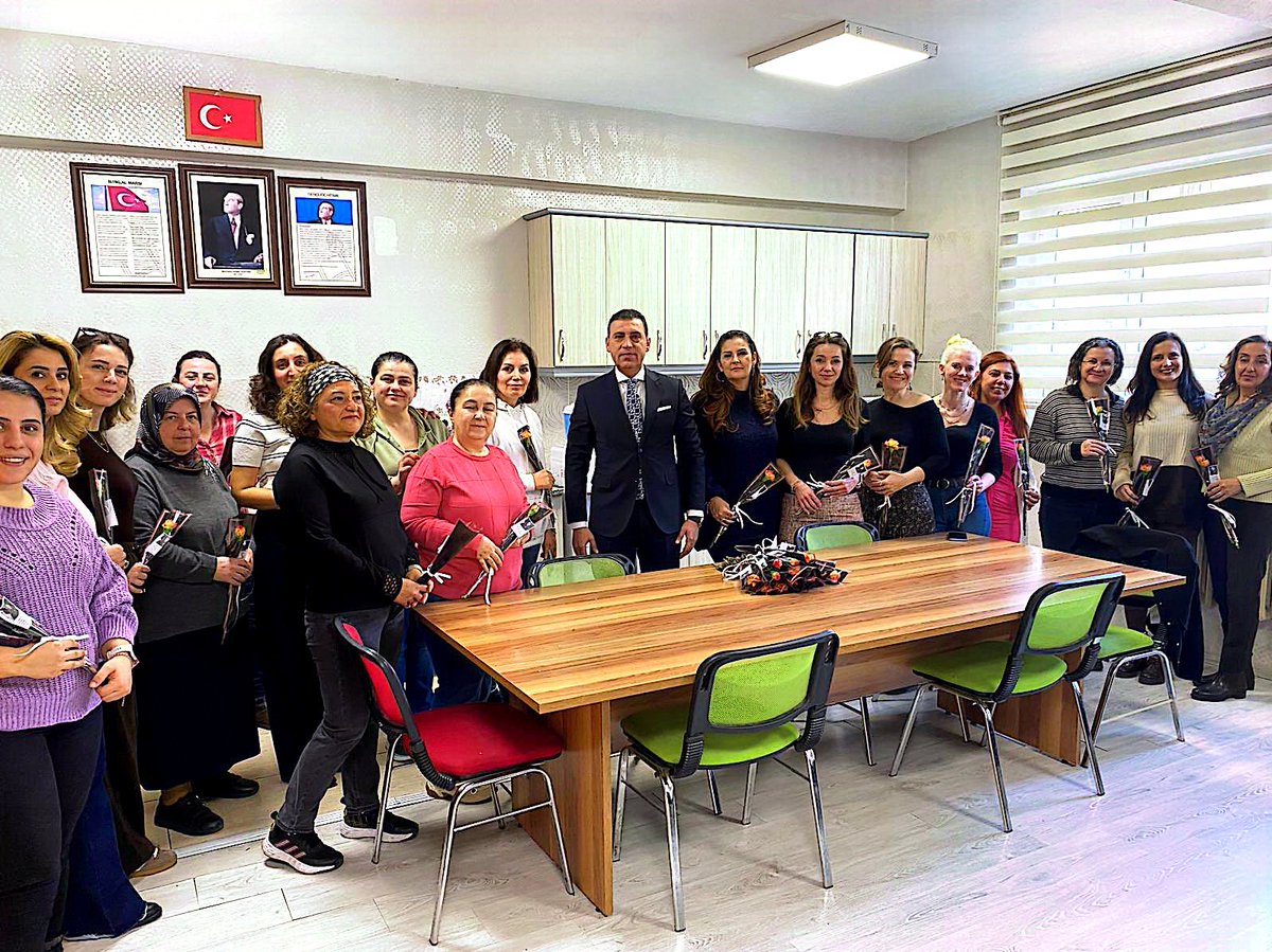 IhsaneTuna's tweet photo. Emekleriyle Dünyayı Güzelleştiren Tüm Kadınların 8 Mart Dünya Kadınlar Günü
Kutlu Olsun! https://t.co/A0vRfzzKve
