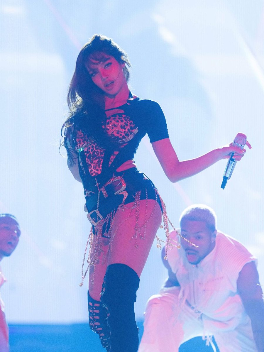 Serving body tea with an insane level of hotness.