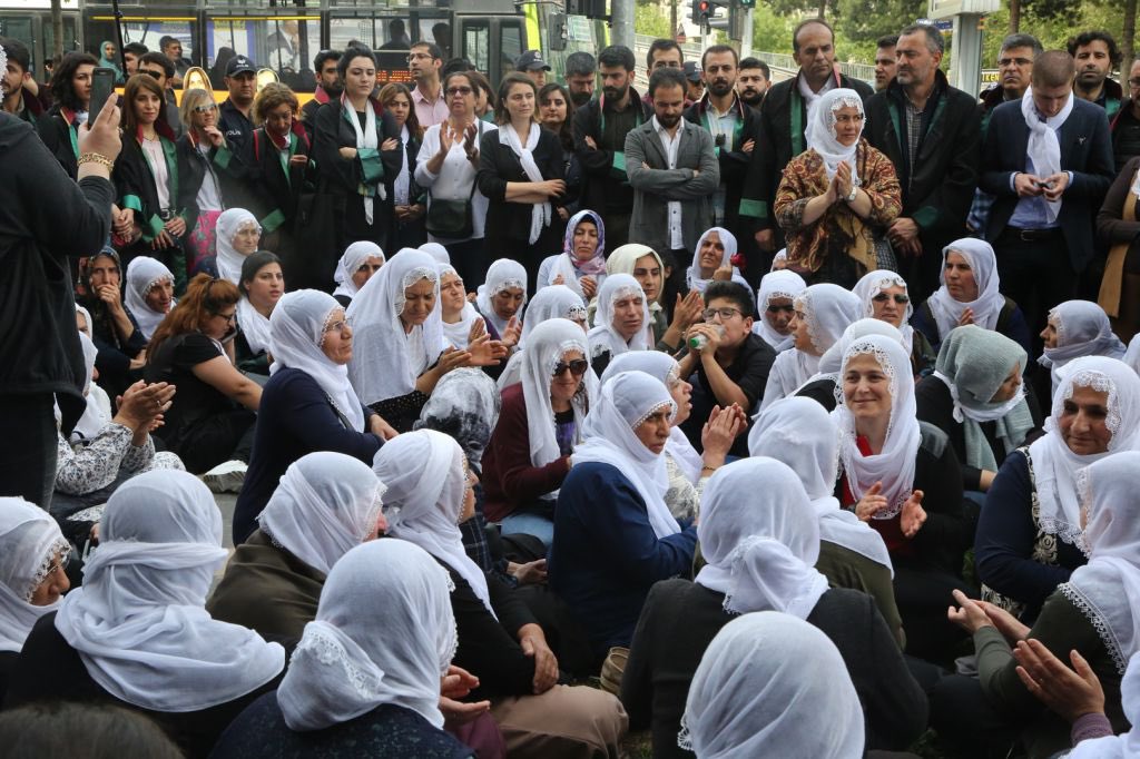 tnrnas's tweet photo. Başta annelerimiz olmak üzere bütün emekçi kadınların 8 Mart Dünya Kadınlar gününü kutluyoruz.
8'e Adare pîroz be 🪷
#JinJiyanAzadî #8adarepirozbe https://t.co/RvkganP7lE
