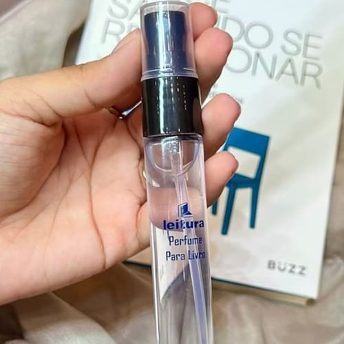 AcervoCharts's tweet photo. LIVRO VIROU PERFUME! Fragrância inspirada no “cheiro de livro novo” está à venda na Livraria Leitura. https://t.co/wjpWi1WV02
