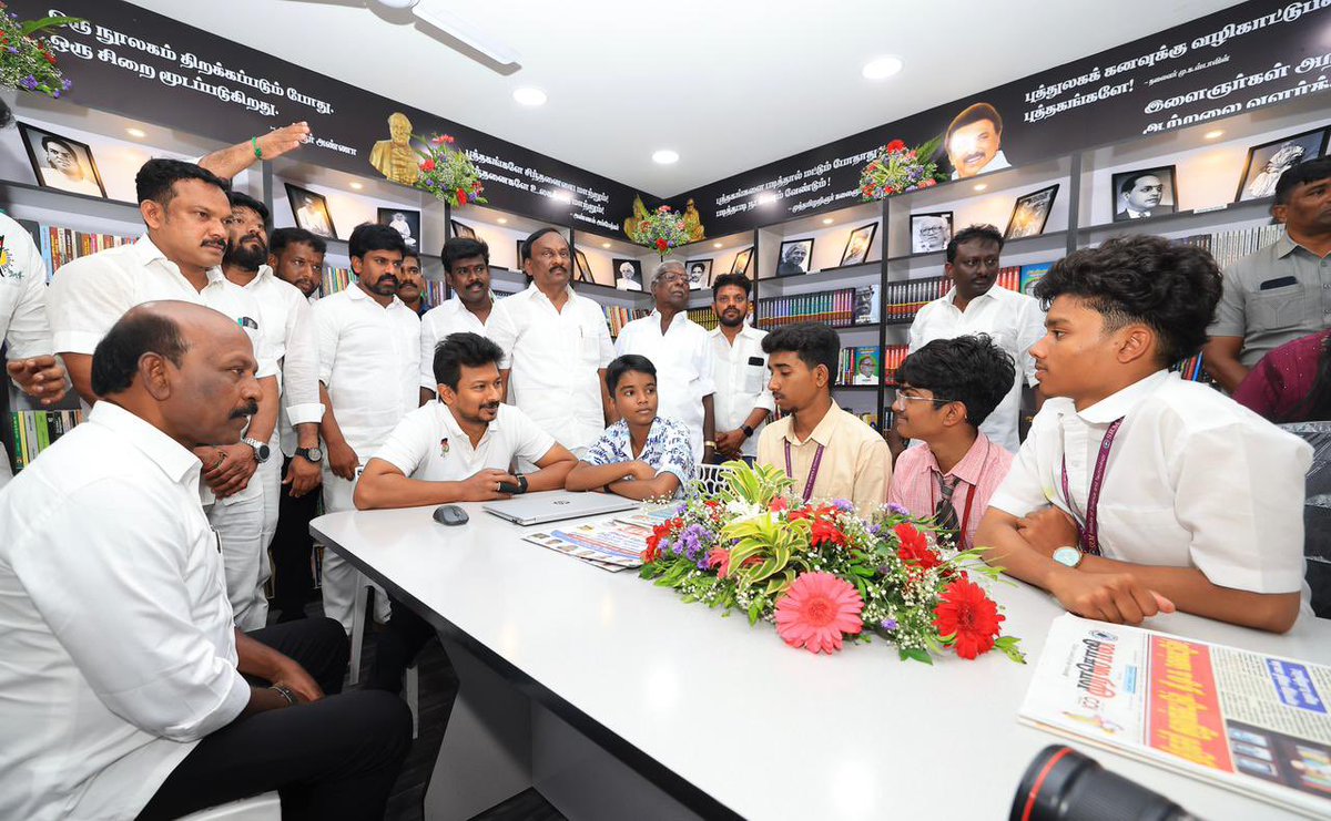 Udhaystalin's tweet photo. இளைஞர்களிடம் வாசிப்பு ஆர்வத்தை ஏற்படுத்தும் வகையில், தமிழ்நாட்டில் உள்ள 234 சட்டமன்றத் தொகுதிகளிலும் @dmk_youthwing சார்பில், கலைஞர் நூலகங்களை திறந்து வருகிறோம்.

அந்த வகையில், சென்னை ராமாபுரத்தில், இளைஞர் அணி  நிர்வாகிகளால் அமைக்கப்பட்டுள்ள மதுரவாயல் சட்டமன்றத் தொகுதிக்கு உட்பட்ட 
கலைஞர் நூலகத்தை இன்று திறந்து வைத்தோம்.

அன்றாடச் செய்திகளை அறிய பத்திரிகைகள், அறிவை விரிவு செய்யும் நூல்களுடன் இயங்கும் இந்நூலகத்தை அப்பகுதி பொதுமக்கள் நன்கு பயன்படுத்திட என் அன்பும் வாழ்த்தும்!

கலைஞர் நூலகத்தைச் சென்றடைய: 
https://t.co/v3na6SsbR9

@Subramanian_ma @Joel_Dmk @GanapathyK @PrabhakarRaja88