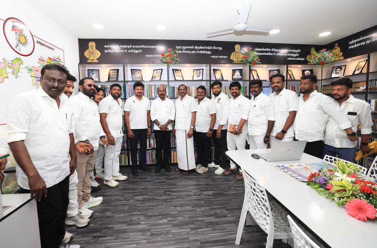 Udhaystalin's tweet photo. இளைஞர்களிடம் வாசிப்பு ஆர்வத்தை ஏற்படுத்தும் வகையில், தமிழ்நாட்டில் உள்ள 234 சட்டமன்றத் தொகுதிகளிலும் @dmk_youthwing சார்பில், கலைஞர் நூலகங்களை திறந்து வருகிறோம்.

அந்த வகையில், சென்னை ராமாபுரத்தில், இளைஞர் அணி  நிர்வாகிகளால் அமைக்கப்பட்டுள்ள மதுரவாயல் சட்டமன்றத் தொகுதிக்கு உட்பட்ட 
கலைஞர் நூலகத்தை இன்று திறந்து வைத்தோம்.

அன்றாடச் செய்திகளை அறிய பத்திரிகைகள், அறிவை விரிவு செய்யும் நூல்களுடன் இயங்கும் இந்நூலகத்தை அப்பகுதி பொதுமக்கள் நன்கு பயன்படுத்திட என் அன்பும் வாழ்த்தும்!

கலைஞர் நூலகத்தைச் சென்றடைய: 
https://t.co/v3na6SsbR9

@Subramanian_ma @Joel_Dmk @GanapathyK @PrabhakarRaja88