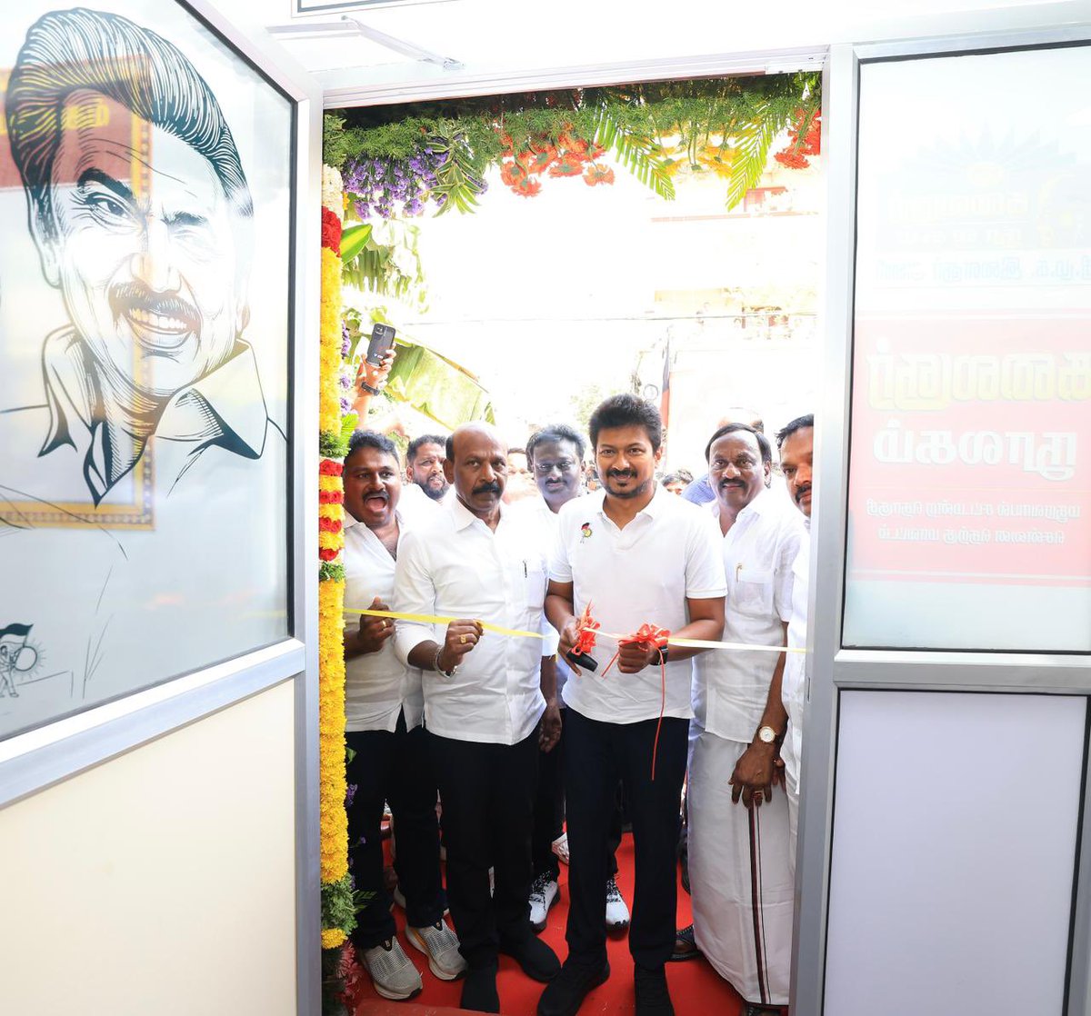 Udhaystalin's tweet photo. இளைஞர்களிடம் வாசிப்பு ஆர்வத்தை ஏற்படுத்தும் வகையில், தமிழ்நாட்டில் உள்ள 234 சட்டமன்றத் தொகுதிகளிலும் @dmk_youthwing சார்பில், கலைஞர் நூலகங்களை திறந்து வருகிறோம்.

அந்த வகையில், சென்னை ராமாபுரத்தில், இளைஞர் அணி  நிர்வாகிகளால் அமைக்கப்பட்டுள்ள மதுரவாயல் சட்டமன்றத் தொகுதிக்கு உட்பட்ட 
கலைஞர் நூலகத்தை இன்று திறந்து வைத்தோம்.

அன்றாடச் செய்திகளை அறிய பத்திரிகைகள், அறிவை விரிவு செய்யும் நூல்களுடன் இயங்கும் இந்நூலகத்தை அப்பகுதி பொதுமக்கள் நன்கு பயன்படுத்திட என் அன்பும் வாழ்த்தும்!

கலைஞர் நூலகத்தைச் சென்றடைய: 
https://t.co/v3na6SsbR9

@Subramanian_ma @Joel_Dmk @GanapathyK @PrabhakarRaja88