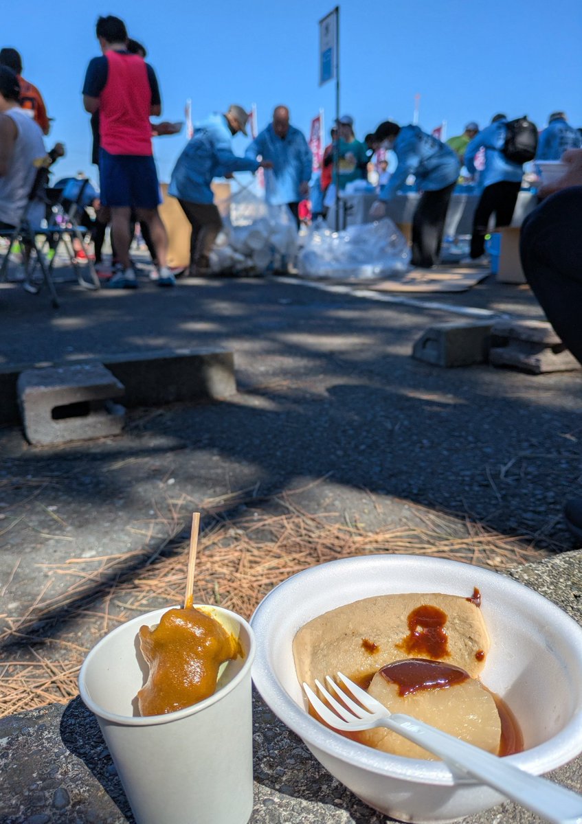 ahiru_ahiru3's tweet photo. 今回は記録は諦め食に走りました😆各エイド(追分羊かん、梅にんにく、苺、コーラ)のほか26km付近天神屋いっぷく処にておでんともつカレー串、ゴールエリア、ジビエトさんブースで「鹿肉団子汁」いただき、天神屋で牛串とビール

走ったあとのビールって秒🍺

#ジビエト
#静岡マラソン https://t.co/PgPWQ3BqdF