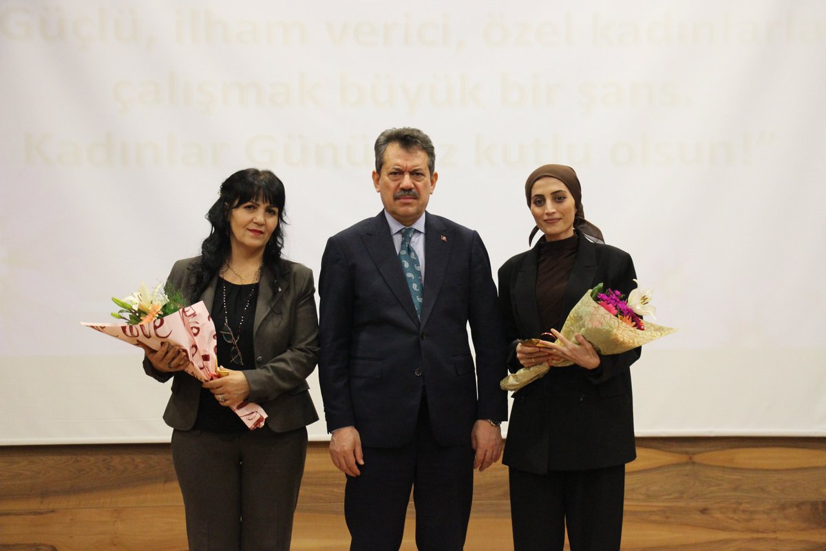 candeveci_'s tweet photo. DÜNYA KADINLAR GÜNÜ KUTLU OLSUN.

Onlar hayatımızın en özel varlıkları... Kimi annemiz, kimi hayatımızın en büyük aşkı, kimi sosyal kimi iş arkadaşımız, kimi ise göz bebeği kızımız... Kadınlara ithaf edilen o kadar özel günün arasında en önemli gündür belki de Dünya Kadınlar Günü. 

Müdürlüğümüzde görevli kadın personelin Dünya Kadınlar Günü, İzmir Cumhuriyet Başsavcısı Ali Yeldan, Başsavcı Vekili Aydoğan Sansak ve Cumhuriyet Savcısı Metin Tokel'in katılımıyla düzenlenen törenle kutlandı.

Törende; İzmir Cumhuriyet Başsavcısı Ali Yeldan tarafından tüm kadın personeli temsilen ünvan ayırt etmeksizin en kıdemli kadın personel ile göreve en yakın zamanda başlayan kadın personele hediye ve çiçek takdim etti. Sonrasında müdürlüğümüz tarafından hazırlanan hediyeler ve çiçekler tüm kadın personele hediye edildi.

#birkadınaverilebilecekenguzelhediyekendisidir 
#dunyakadinlargunukutluolsun

@ctekurumsal 
@izmirvaliligi 
@huseyinsk23 
@aliyeldann 
@izmir_cbs 
@izmirdsm