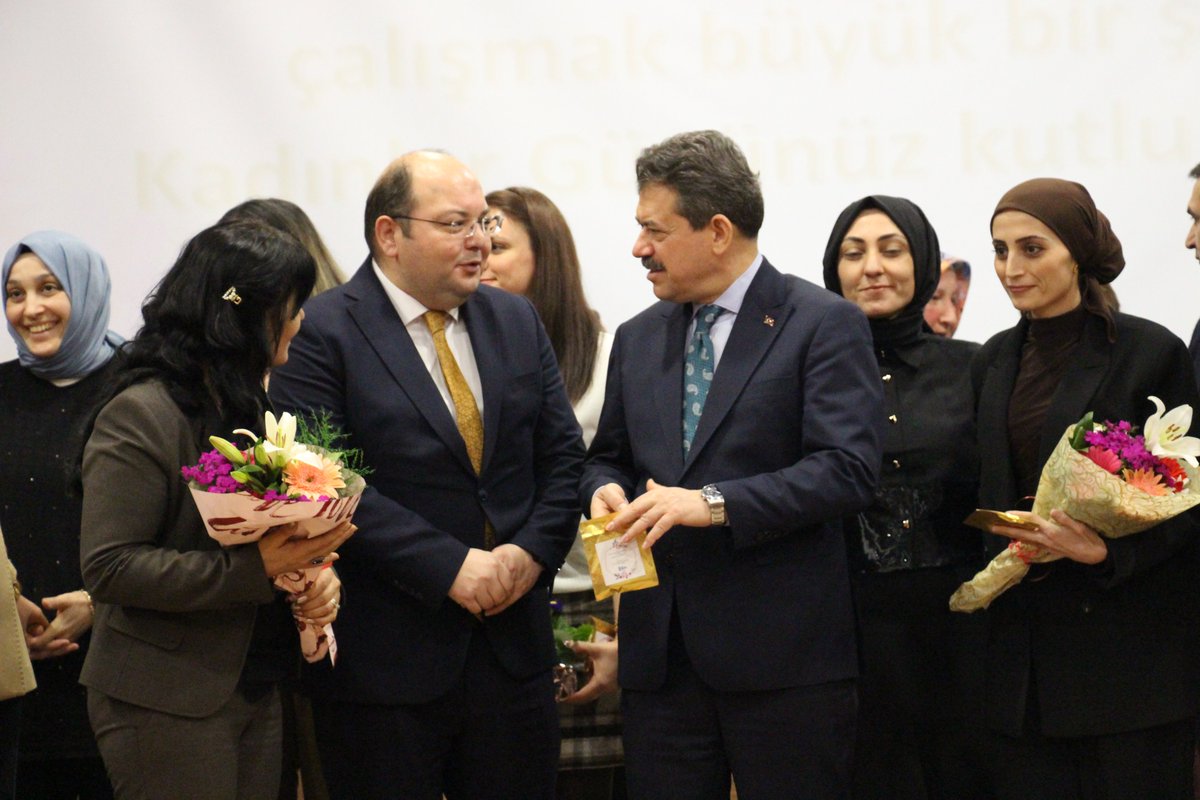 DÜNYA KADINLAR GÜNÜ KUTLU OLSUN.

Onlar hayatımızın en özel varlıkları... Kimi annemiz, kimi hayatımızın en büyük aşkı, kimi sosyal kimi iş arkadaşımız, kimi ise göz bebeği kızımız... Kadınlara ithaf edilen o kadar özel günün arasında en önemli gündür belki de Dünya Kadınlar