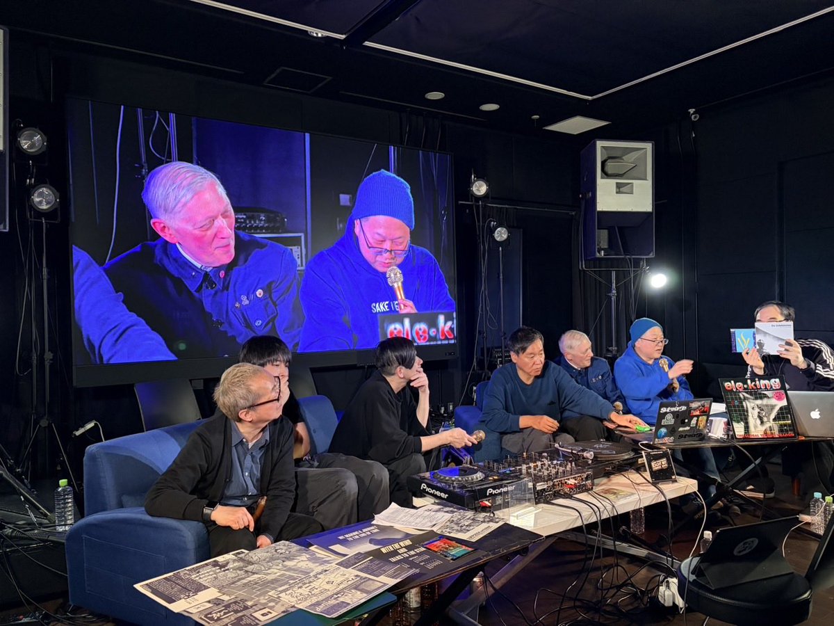 33online's tweet photo. TOBY氏がMark Reeder氏の通訳で登場!通訳まで豪華!
#shop33 #DOMMUNE
TOBY氏、Mark Reeder氏(from Manchester / Berlin)/荒武聡氏(shop33)、Seimei氏、Q’HEY氏(REBOOT)/弘石雅和氏/佐藤大氏
※画像表示順 https://t.co/hfmby8g7tw