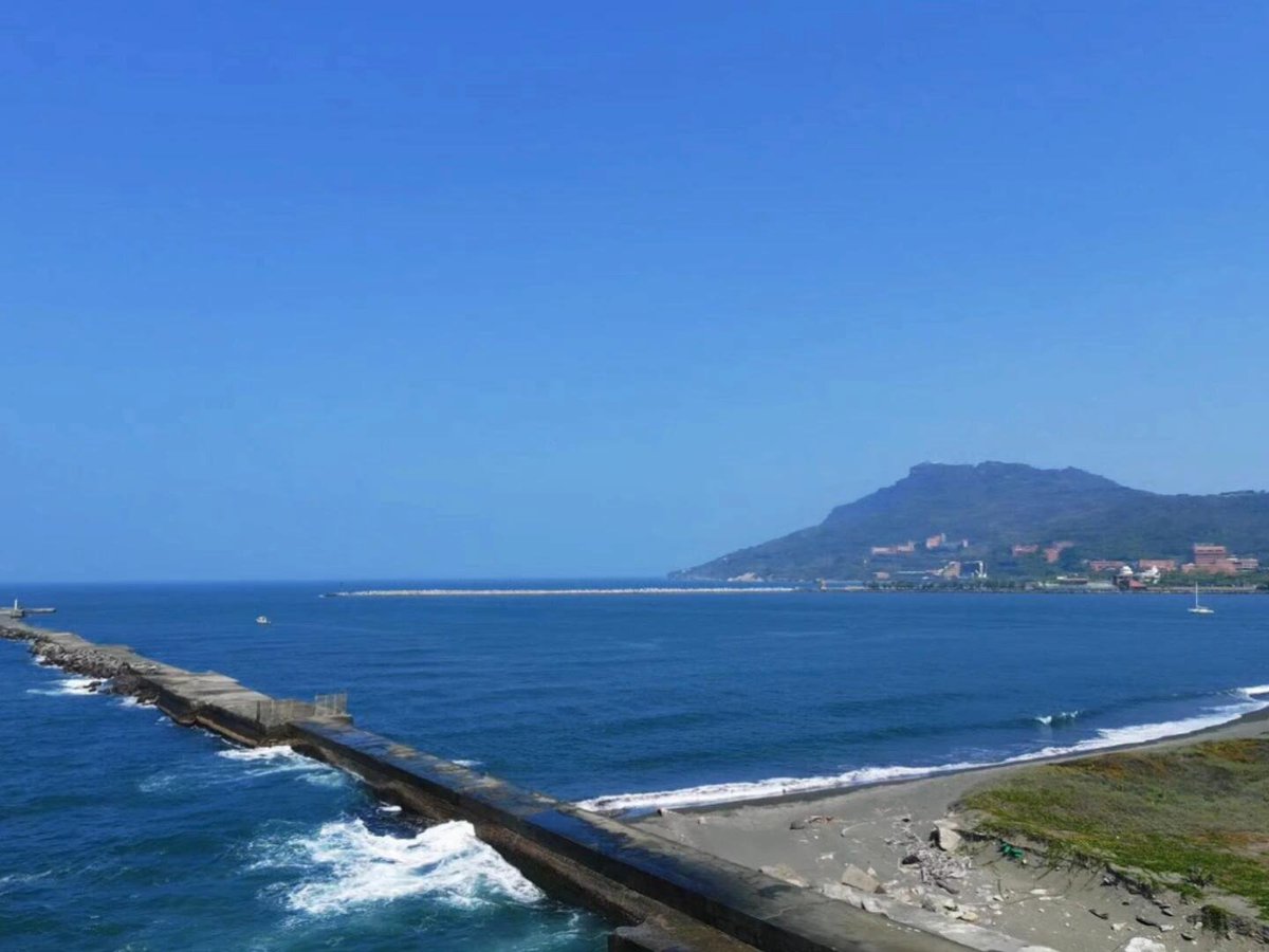 ShannonWalskl's tweet photo. 海と空が溶け合い、長い堤防が海へと伸びています。ここで海風に吹かれていると、心も広くなっていくようです。 https://t.co/AbJe9dNGvk