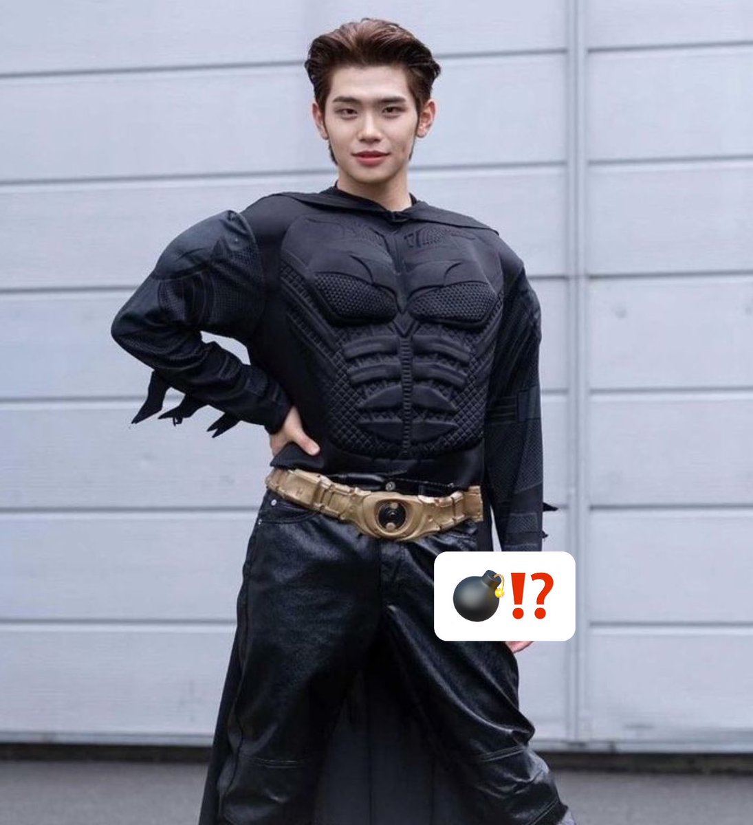 260308 geontael 🧸💬
(🧸 was saying he had a dream of catching a terrorist)

🧸 not long ago I also had a dream where 🐥 (t/n: no “hyung”) was a bomber
🧸 seriously
🧸 he was wearing some kind of superman suit
🧸 and walking around looking cool while holding a bomb

😭
#gntltrans