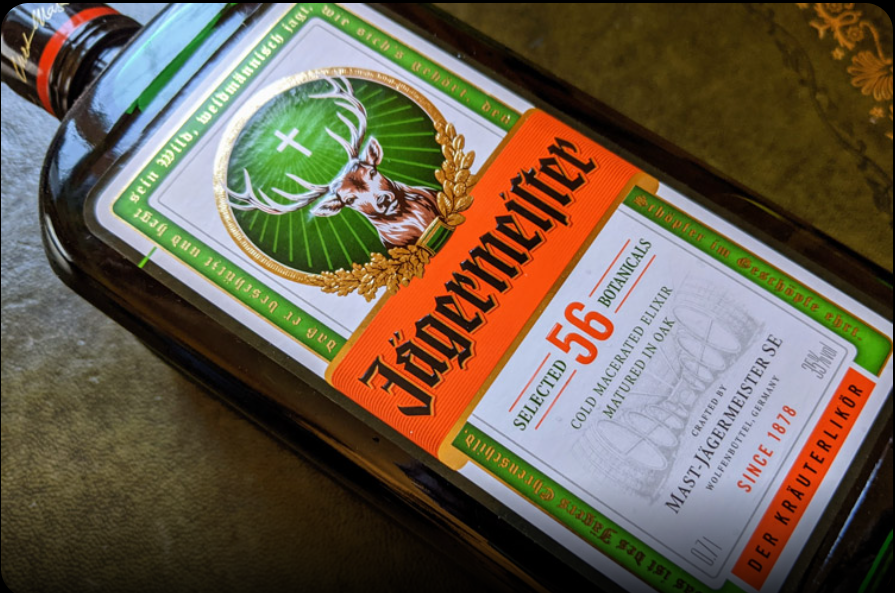 CAL000000's tweet photo. 【論稿/オーストラリア商標】「Jägermeister」の事件から学ぶ著名商標の保護及びパッケー 模倣による不正な使用に関する考察（遠藤華英、パテント誌2025年11月）

　オーストリア最高裁判所（OGH）における「Jägermeister（イェーガーマイスター）」の著名商標保護およびパッケージ模倣に関する判決。

1. 事件の概要：Jägermeister vs SPAR
　世界的に有名なハーブリキュール「Jägermeister」の権利者である原告が、自社製品のパッケージ（オレンジ色の帯、黒の文字、鹿の頭の図形など）を模倣した商品を販売した被告（SPAR）に対し、商標権侵害および不正競争防止法違反を理由に訴えを起こした事案。

　争点： 被告による模倣が、著名な原告商標の「名声の不正利用（フリーライド）」や「識別性の毀損」に該当するか。
　結論：原告勝訴

2. オーストリア裁判所の判断のポイント
　裁判所は、商標法と不正競争防止法の両側面から、著名商標に対する「寄生的な搾取」を厳格に否定した。

　A. 商標法面（§10 Abs 2 MSchG）
　混同のリスクは不要： 著名商標の場合、消費者が「二つのブランドの間に精神的なつながり（連想）」を持つ程度の類似性があれば保護される。

　類似性の基準： 外観、称呼、観念の3点のうち、どれか一つでも類似していれば侵害と判断される可能性が高い。

　立証責任： 不公平な利用がないことの立証責任は、原則として侵害者側（被告）にある。

　B. 不正競争防止法面（§1 UWG）
　評判の不当利用： 単なるデザインの模倣にとどまらず、原告が長年かけて築いた「プレミアムブランド」としての評判にタダ乗り（フリーライド）する行為は、競争の公平性を損なう不公正な商慣行である。

　攻撃的な模倣： 特に若い層に人気の高いブランド要素を、漫画的に変形させて使用した点は、評判を損なう「攻撃的な行為」と判断した。

https://t.co/QMgjZOqTht