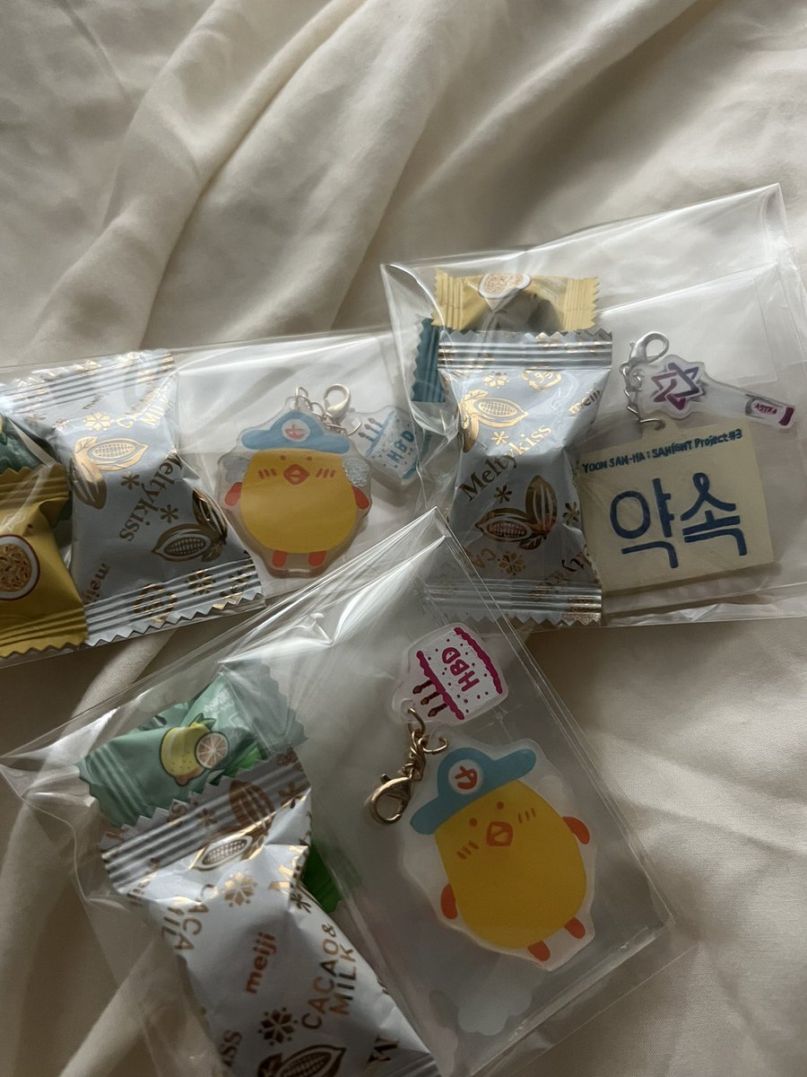 나눔 할 때 제가 직접 만든 키링과 소소한 간식을 나눔 하려고 하는데 받아 주실 로하 있나요..?🥺

총 수량🧺[9개] 입니다✨

(제가 직접 만든 키링이라 모양과 마감 처리가 서툴 수도 있습니다..🥺)
 #윤산하 #아스트로  #SANiGHT_약속