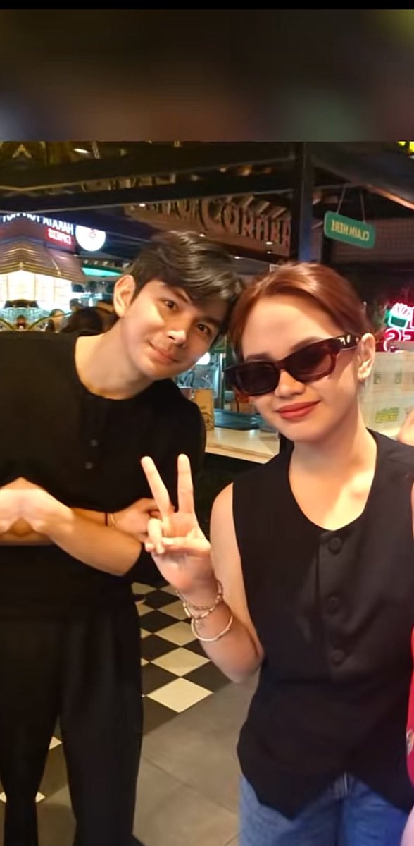 glenglen009's tweet photo. Eto yung gusto ko, yung cvs ang makakahuli at magpopost sa kanila hindi faney kasi baka sabihin fs nanaman 😂😜

Suot nila both yung bracelet ✅
Suot ni rave yung hairtie ni ash ✅
Si Rave may dala ng bag ni ash ✅
Lowkey nagda date ✅
Private but not secret ✅
#AshRave https://t.co/5O5WiwB85I