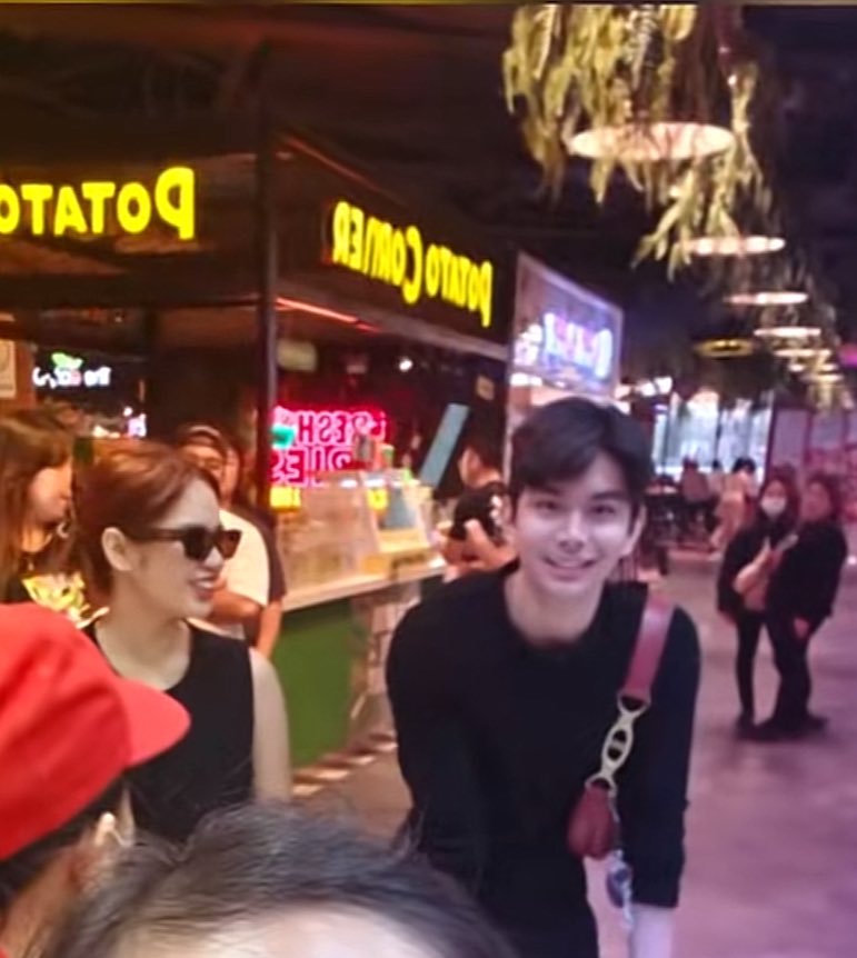 glenglen009's tweet photo. Eto yung gusto ko, yung cvs ang makakahuli at magpopost sa kanila hindi faney kasi baka sabihin fs nanaman 😂😜

Suot nila both yung bracelet ✅
Suot ni rave yung hairtie ni ash ✅
Si Rave may dala ng bag ni ash ✅
Lowkey nagda date ✅
Private but not secret ✅
#AshRave https://t.co/5O5WiwB85I