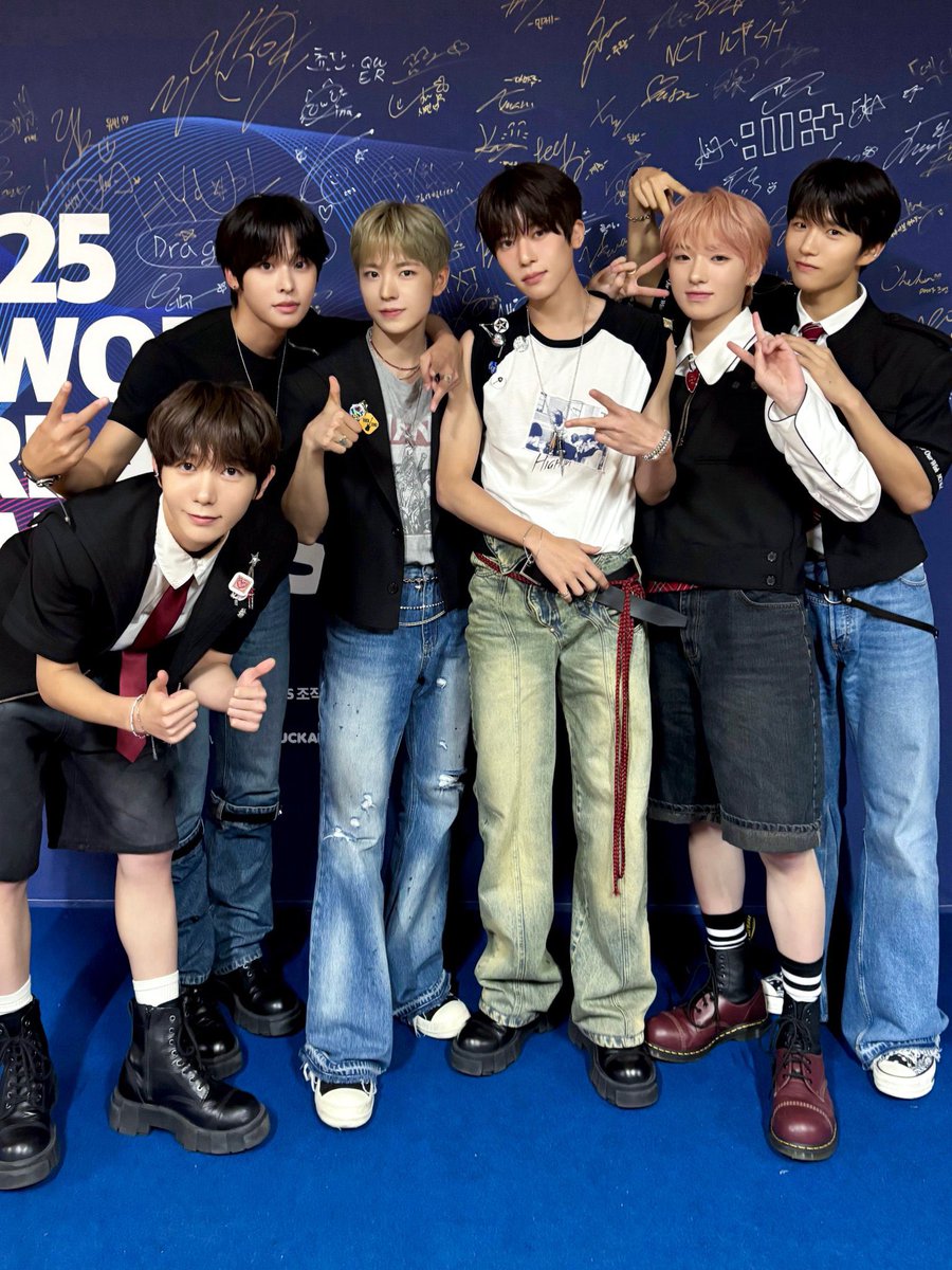 옆에 어떤기니남친 끼고사셔서 사진에 항상 걸리는거 진짜하나도안웃김