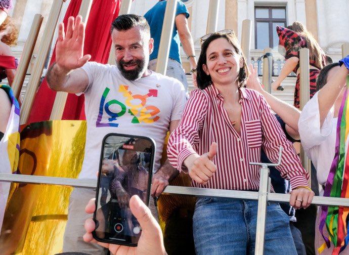 emanuzec's tweet photo. @nicoterranova E più penosa la tua Segretaria guardala vuole fare il Presidente del Consiglio https://t.co/Zn2otxqDJC