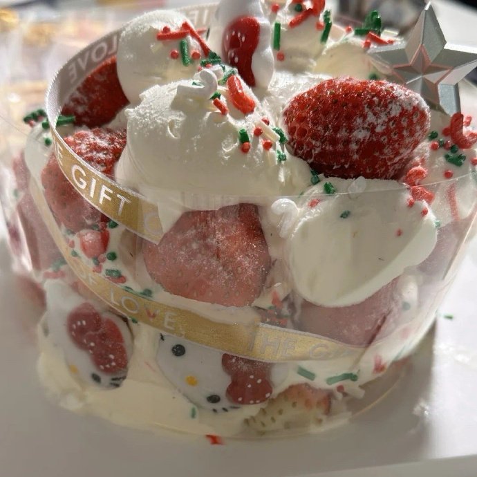 男朋友给买的蛋糕，被骑手摔了倒了

女生很难过，让男朋友差评骑手

男朋友说：“这个倒了不漂亮了，我给你重新买一个新的，这样你可以吃到两个口味的蛋糕了”

然后男生也没有差评，只是默默下单了一个新的

整个过程当中男生哄好了自己对象，也没有给骑手差评因为知道骑手也不容易