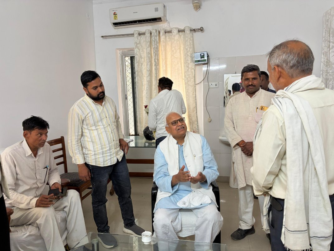 आज जौनपुर स्थित डाक बंगले पर लोगों की समस्याएं सुनीं।