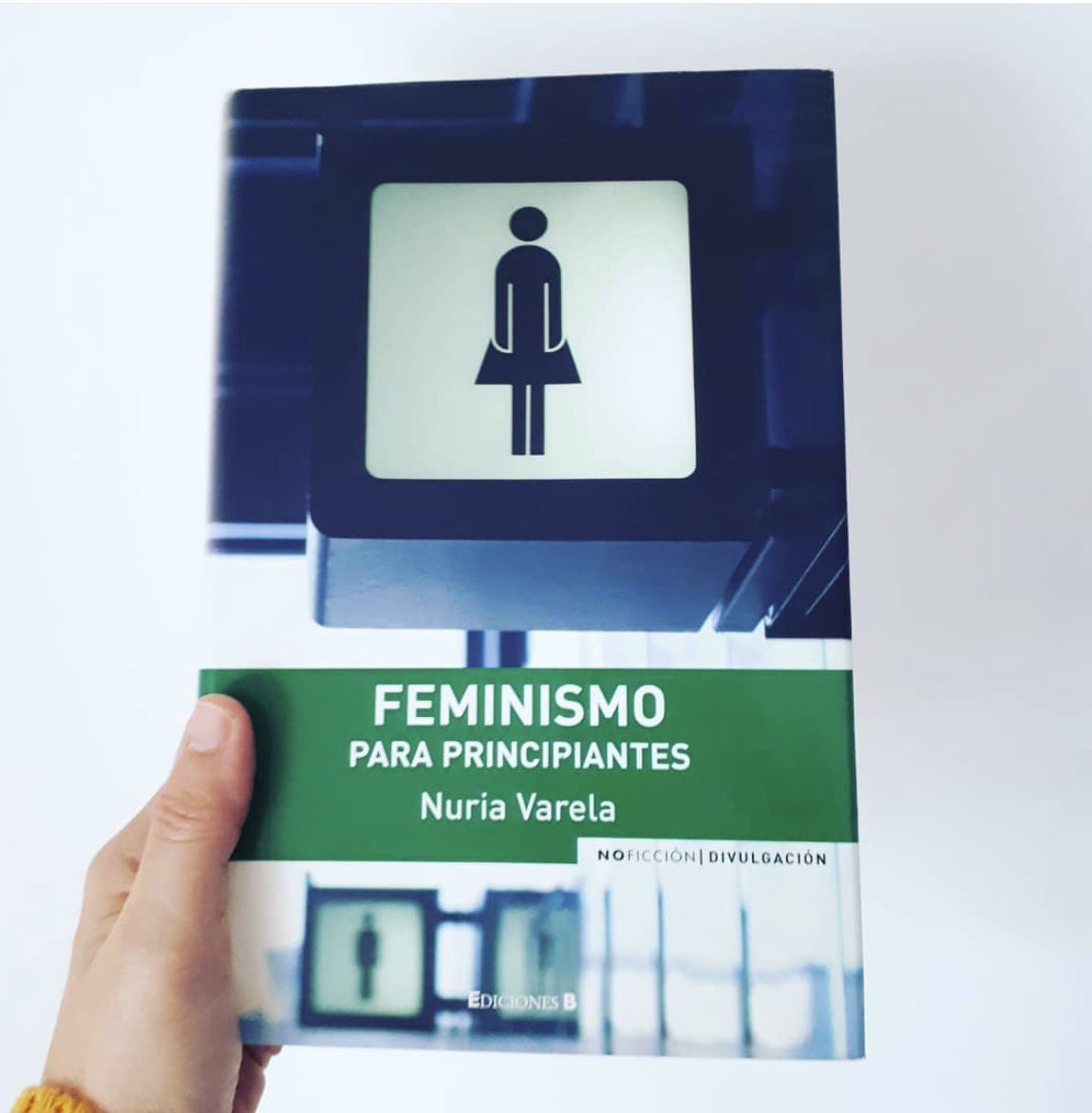 8 de marzo.
Releyendo Feminismo para principiantes.
Entender la historia también es una forma de entender muchas heridas que todavía acompañamos en consulta.

#8marzo #mujer #psicologia #nuriavarela #feminismoparaprincipiantes