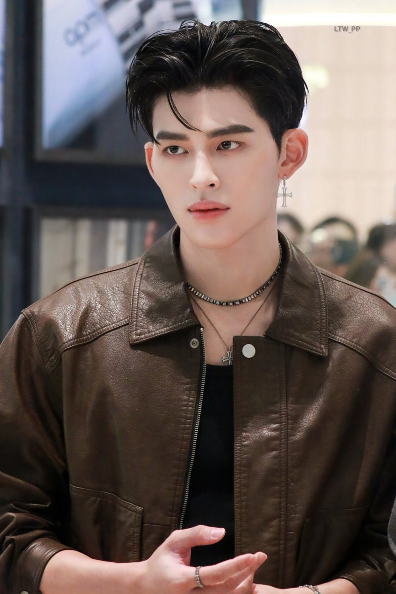 อือหืออออออ ใบหน้าที่ควรค่าแก่การยกย่องเป็นมรดกโลกมาก หล่อชิบหาย หล่อแบบไม่เอาอะไรแล้ว ยูเนสโกทำอะไรอยู่
#ppnavavit