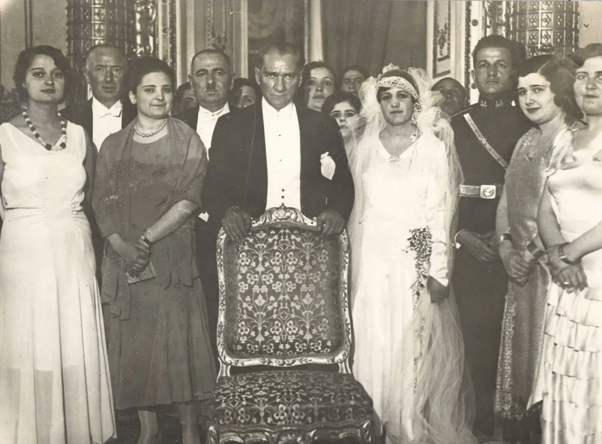 ortadoğunun karanlığından çekip çıkaran, meslek sahibi olmayı, erkeklerle eşit hak ve özgürlüklere sahip olmamızı sağlayan Atamıza minnetle...