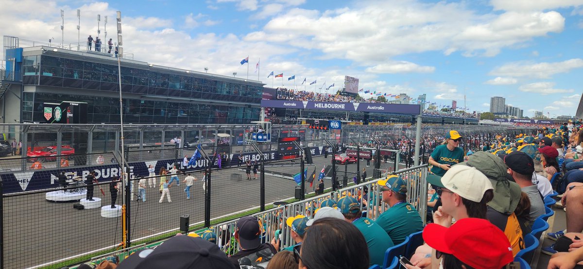 Mike28051's tweet photo. Advantage lewis Hamilton in Melbourne #f1 #OscarPiastri #LewisHamilton https://t.co/UxoeGtlXy6