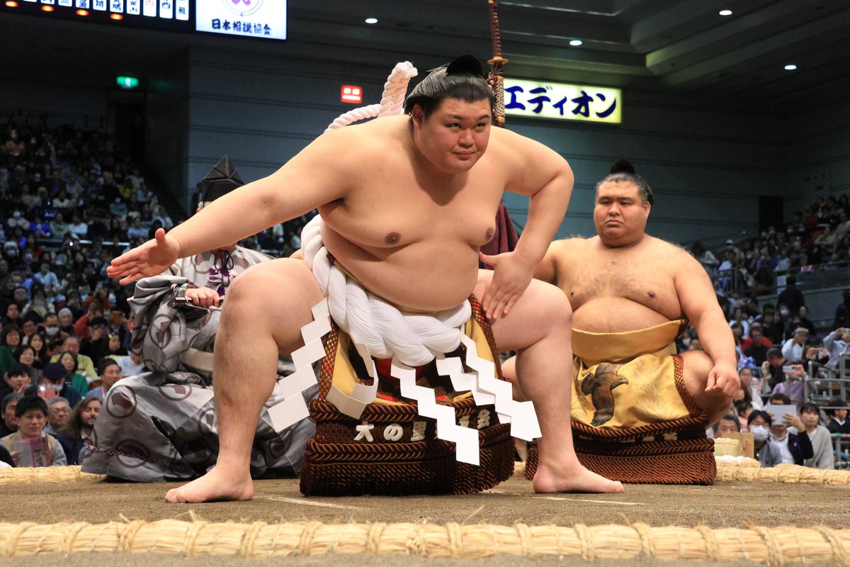 初日の様子＞ 横綱 大の里土俵入り 太刀持ち・露払いを務めるのは、髙