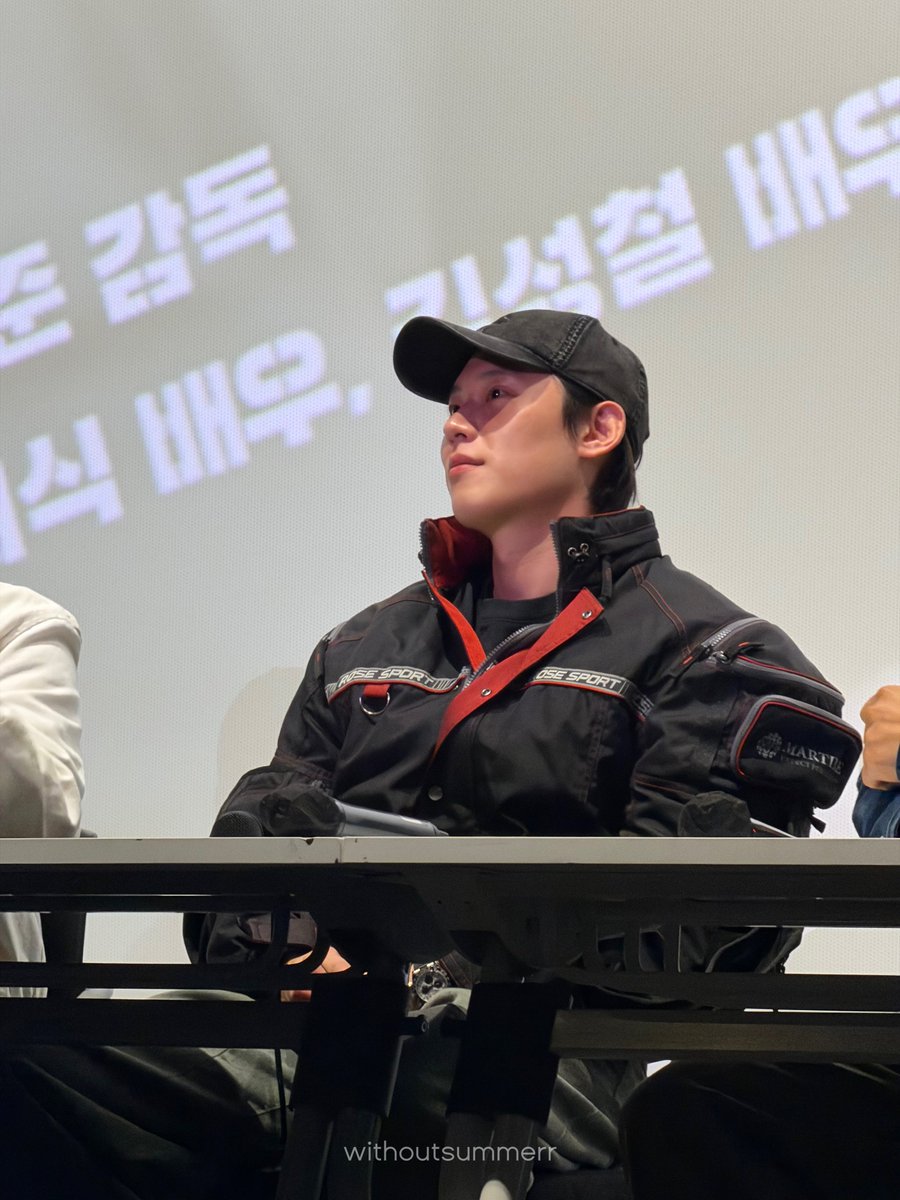 withoutsummerr's tweet photo. 성철이 요즘 마틴로즈 파일럿룩 좋아하네 이뿌다｡ ｡ 🖤❤️ https://t.co/UtoqPB7pVc