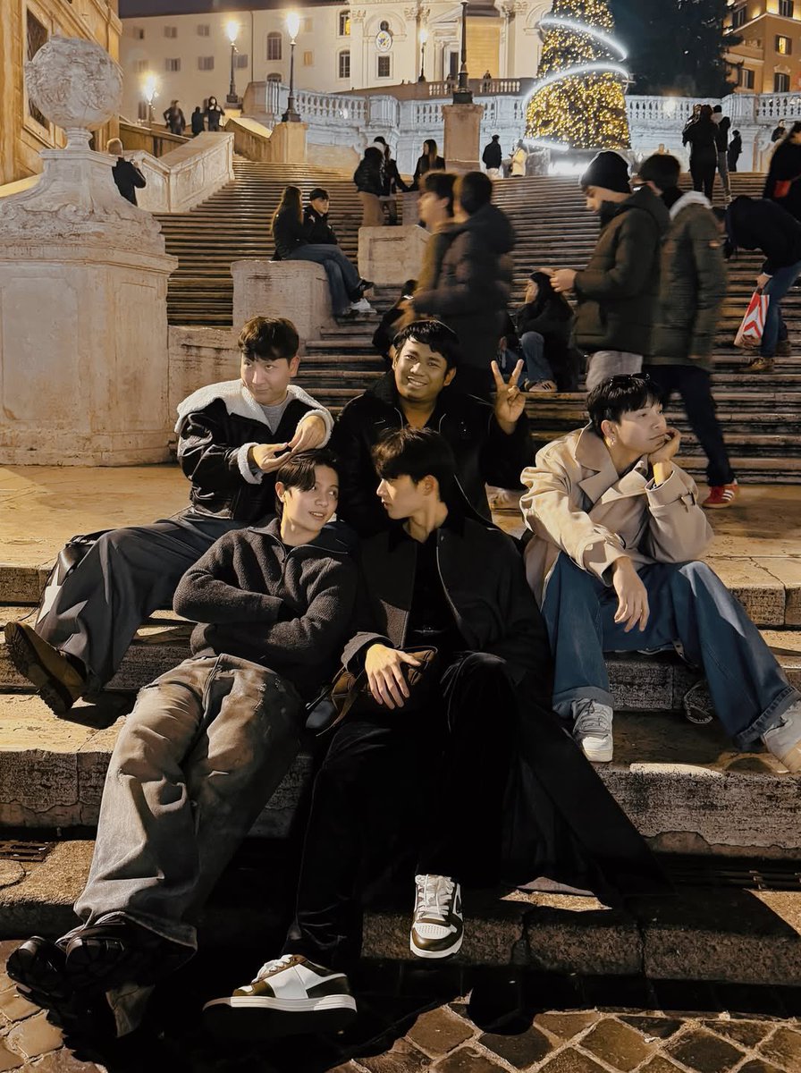 sthibtw_'s tweet photo. งงโพซิชั่นรูปนี้ว่ะ ตอนจะถ่ายเขาก็บอกไหมว่าจะกดถ่ายละนะ 1 2 3 แทนที่จะมองกล้องวิลเลี่ยมเอสเลือกหันไปมองกันเอง แบบอัตโนมัติทั้งคู่ ทำ ไม นี่ไม่ใช่ปกคู่สร้างคู่สมนะคะ นี่ชีวิตจริงค่ะ มันมีคนฟินจริงๆ อย่าประเจิดประเจ้อนัก เตือนครั้งที่1419 https://t.co/9Ae2r204cq