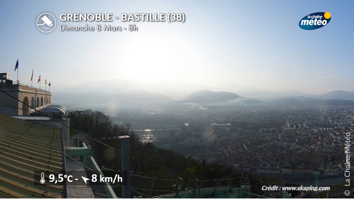 lachainemeteo's tweet image. Ciel d'aspect poussiéreux dans l'est du pays ce dimanche, lié au #sable du #Sahara qui accentue la #pollution. C'est entre mardi et mercredi que cet épisode de sable prendra fin avec son évacuation vers l'Europe centrale.