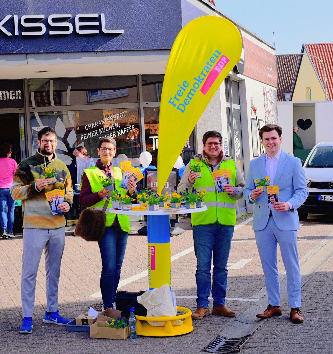 DerMueller_FDP's tweet image. Unser Infostand in #Altrip zur #Landtagswahl war ein voller Erfolg. Viele interessante Gespräche und Rückfragen zu unseren Positionen. Wir sind gefragt! 💪🏼💛
#DieKraftDieEsBraucht #FDP #RheinlandPfalz #LTW26RLP