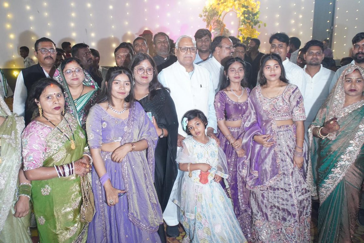 कल जौनपुर के मिशिरपुर में पूर्व प्रधान मन्नूलाल यादव जी के यहां उनकी बेटी के विवाह समारोह में सम्मिलित हुआ।

#jaunpur