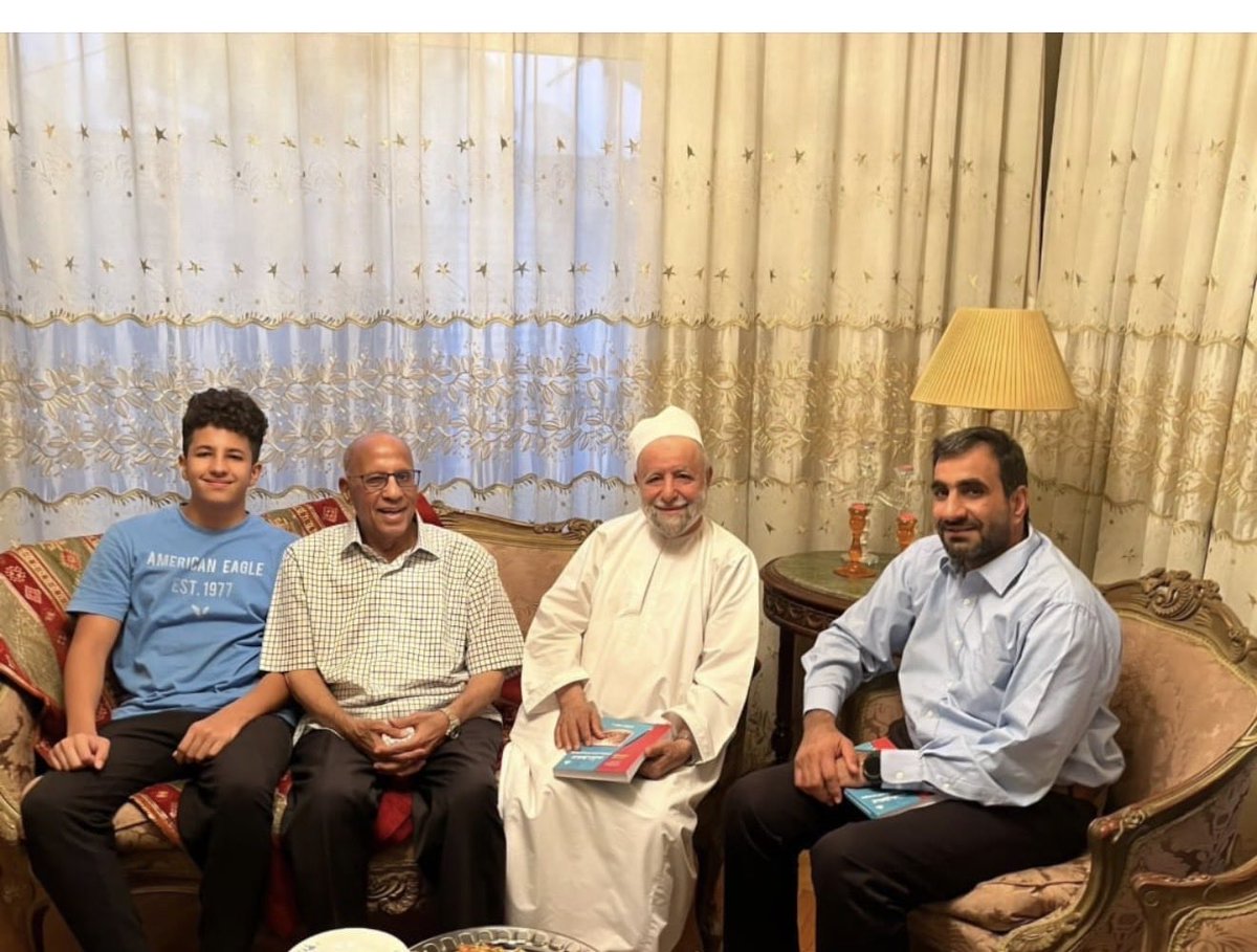 aljhdhamy's tweet photo. أحمد درويش.. الناقد الذي أصبحتْ عُمان في قلبه

     سليمان المعمري
جريدة عُمان. عدد الأحد 8 مارس 2026:

https://t.co/QfXM6vkuoM

في بداية التسعينيات وبينما كنت لا أزال طالبًا في الجامعة، وفي الوقت نفسه مستمعًا جيّدًا للإذاعة، ظهرتْ لدي هواية تسجيل البرامج الثقافية في أشرطة كاسيت عبر جهاز تسجيل كبير. وكان أحد هذه البرامج المحببة إلى قلبي، والتي أنتظرها يوميًّا على أثير إذاعة سلطنة عُمان لأسجلها، برنامج "إن من الشعر لحكمة" للدكتور أحمد درويش، المقيم في عُمان في تلك الفترة، والذي سرد فيه عبر ما يقارب مائة حلقة حكاية شاعر العربية الكبير أبي الطيب المتنبي وأشعاره بشكل مشوق ومحبب. سأعرف بعد ذلك بسنوات أنه كان من التمكن بحيث يستطيع تسجيل عشر حلقات كاملة (مدة كل منها نحو عشر دقائق) في جلسة واحدة، بشكل أقرب إلى ارتجالي، دون أن يَلْحَن في اللغة، أو يتلعثم في النطق، رغم أنه لم تكن في الأوراق التي أمامه على طاولة الاستديو سوى رؤوس أقلام صغيرة.
مرت السنوات وغادر أحمد درويش عُمان في مطلع الألفية الجديدة بعد أن قضى فيها سنين طويلة من العمل الثقافي، أستاذًا للأدب العربي في كلية الآداب بجامعة السلطان قابوس، وعميدًا لها بين عامَي 1996 و1999، ثم مستشارًا لرئيس الجامعة للشؤون الثقافية والإعلامية من 1999 حتى 2001. وأثناء ذلك خصّ الأدب في عُمان، قديمه وحديثه، بعدد من كتبه النقدية، ومنها "ابن دريد رائد فن القصة القصيرة"، و"مدخل إلى دراسة الأدب في عمان"، و"تطور الأدب في عُمان"، إضافة إلى مشاركته في الكثير من اللجان العلمية، ومنها اللجنة التي أصدرت ترجمة موسوعة "تاريخ الخليج" بجامعة السلطان قابوس، واللجنة العلمية لموسوعة أرض عُمان.
وإذا كان من يشرب من مياه النيل سيعود إلى مصر حتمًا، كما يخبرنا المثل المصري، فإن من يرتشف القهوة في "السبلة" العُمانية لا بد أن يعود إليها كذلك، ولذا؛ لم تنقطع زيارات درويش لسلطنة عُمان، وفي إحداها -وكانت في عام 2008 - أجريتُ معه حوارًا إذاعيًّا حول مسيرته الأكاديمية والنقدية بدا فيه في كامل حيويته الفكرية وصفائه الذهني، إذ تحدث عن البدايات الأولى لعلاقته باللغة العربية، التي تشكّلت في طفولته في إحدى القرى المصرية، حين كان "الكُتّاب" بوابته الأولى إلى عالم القراءة والمعرفة. أخبرني أنه لم يبلغ العاشرة من عمره بعدُ عندما أنهى القرآن حفظًا، فاستقام لسانه منذ تلك الفترة المبكرة، وصُقِلتْ أذنه اللغوية، وتكوّن حسه الجمالي تجاه النص العربي، وهو ما رافقه لاحقًا في دراسته الجامعية بكلية دار العلوم في القاهرة، ثم في رحلته العلمية إلى جامعة السوربون في باريس حيث حصل على الدكتوراه في الأدب المقارن، بدراسته لشاعر القطرين خليل مطران الذي رأى فيه نموذجًا للتفاعل بين الثقافتين العربية والفرنسية، فدرس جذور تجربته الشعرية في الرومانسية الفرنسية، متتبعًا أثرها في تشكيل رؤيته الجمالية واللغوية. كما تحدث عن كتابه «الاستشراق الفرنسي والأدب العربي»، مبينًا أن النظر إلى الاستشراق لا ينبغي أن يقوم على أحكام عامة أو مواقف مسبقة، لأن بين المستشرقين من قدّم خدمات جليلة للتراث العربي، من خلال جمع المخطوطات وتحقيق النصوص وإرساء مناهج علمية لدراسة الأدب العربي، مستشهدًا بجهود المستشرق الألماني كارل بروكلمان في كتابه «تاريخ الأدب العربي».
وأذكر أنني شاكستُه بسؤال عن "النقاد الأكاديميين" الذين يتهمهم المبدعون بأنهم يحفظون القواعد والتنظيرات لكنهم غير قادرين على مواكبة الإبداع والكتابات الجديدة، فكانت إجابته أن بعض شباب المبدعين يتعجلون أن يَلتفت إليهم النقدُ وأن يضع أعمالهم تحت المجهر قبل أن تنضج تجاربهم، وأن النقد في كل آداب العالم يتكوّن أساسًا من قراءة الإبداع الناضج، وقواعده ليست جامدة، لكنها لا تتغير كل يوم مع كل نص جديد. وذكّرني بأن كتبه النقدية، مثل «الكلمة والمجهر» و«متعة تذوق الشعر» و«تقنيات الفن القصصي»، قامت أساسًا على قراءة تطبيقية لأعمال معاصرة لكتاب كبار، وصولًا إلى بعض الأصوات الجديدة. لكنه أشار أيضًا إلى أن المشكلة أن كثيرًا من المبدعين يريدون النقد سريعًا، ويريدونه في الوقت نفسه مؤيدًا لهم، بينما النقد الحقيقي حوار طويل يقوم على الأخذ والرد حتى تستقر التجارب وتدخل «غرفة الدراسة»، على حد تعبيره.
يتبع في التغريدة القادمة