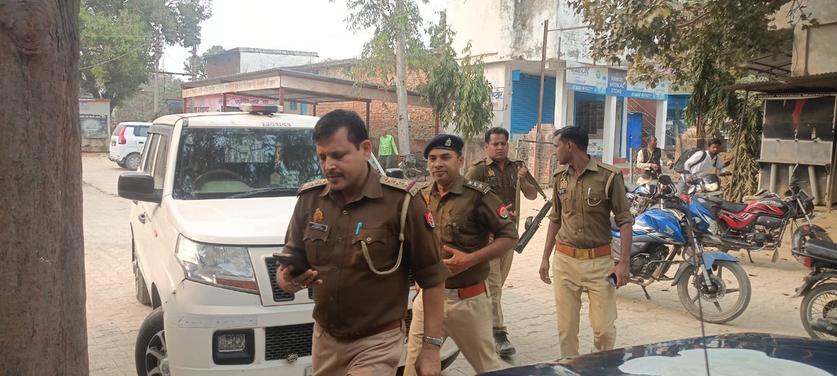 news21national's tweet photo. लॉकअप में आरोपी ने काटा गला, थाने में मचा हड़कंप 

#Basti #UPNews #BreakingNews #PoliceLockup #CrimeNews #UttarPradesh #Lalganj #BreakingNews #LatestNews #HindiNews #News21 #News21National https://t.co/zuJC2AVIVu